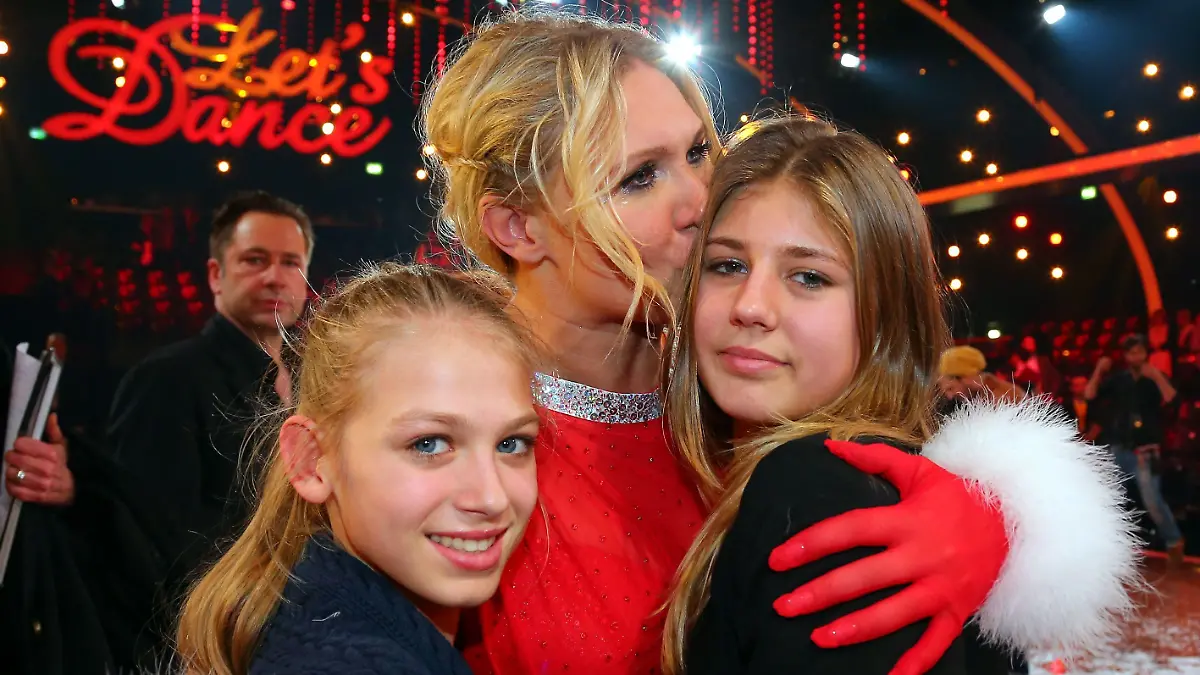 Magdalena Brzeska freut sich mit ihren Töchtern Naomi (l.) und Caprice über ihren Sieg.