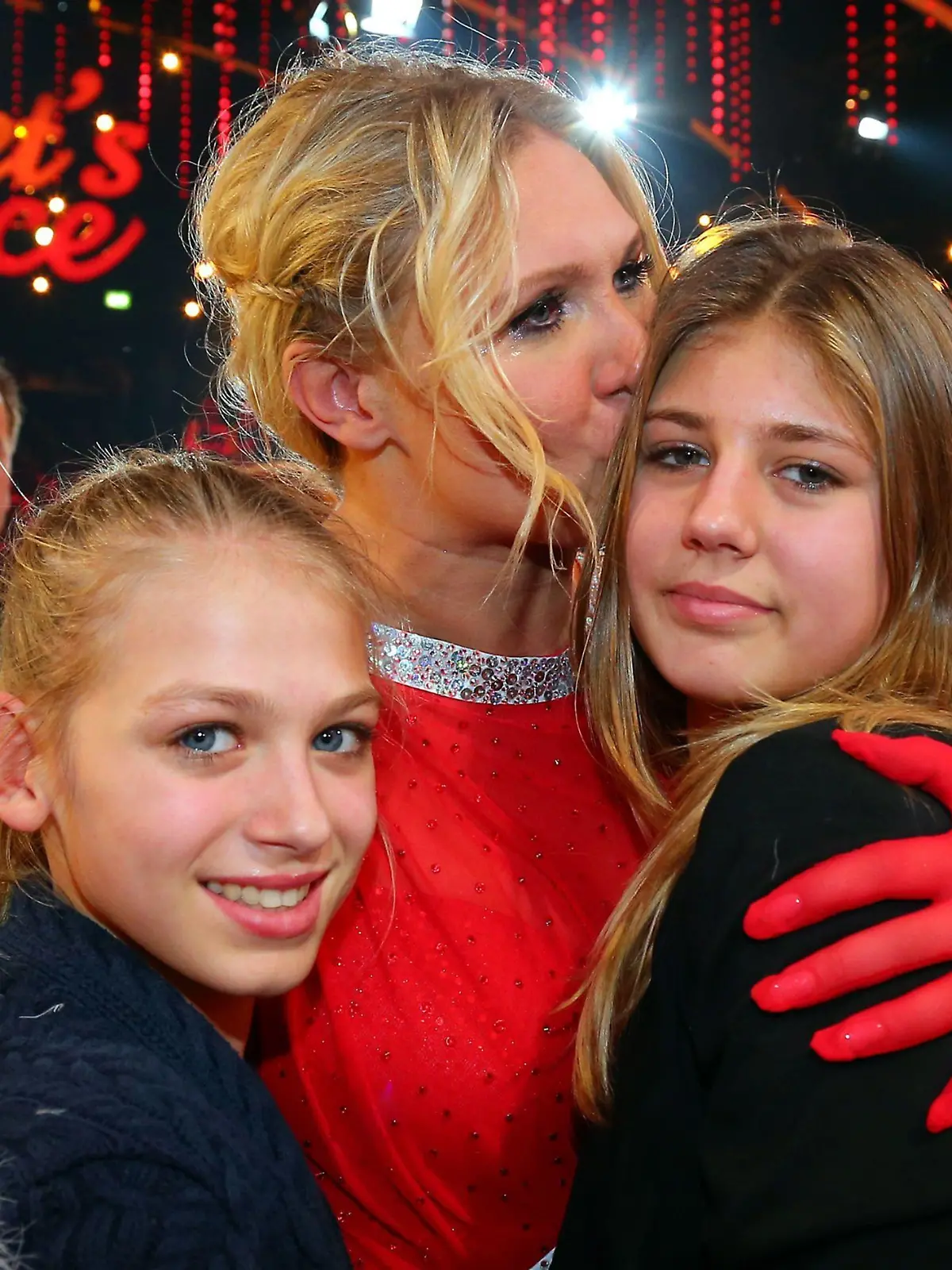 Magdalena Brzeska freut sich mit ihren Töchtern Naomi (l.) und Caprice über ihren Sieg.