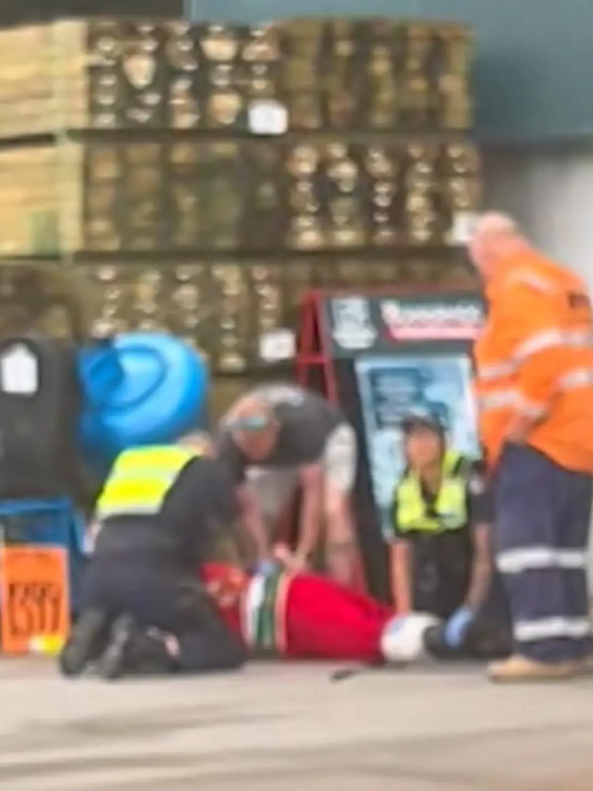 In Melbourne hat der Weihnachtsmann Schwierigkeiten mit der Polizei bekommen. Ein Video zeigt Polizeibeamte, die Santa Clausse auf dem Boden fixieren. Zuvor soll er sich geweigert haben, einen Laden zu verlassen. Die Polizei rückt an und setzt Pfefferspray ein.