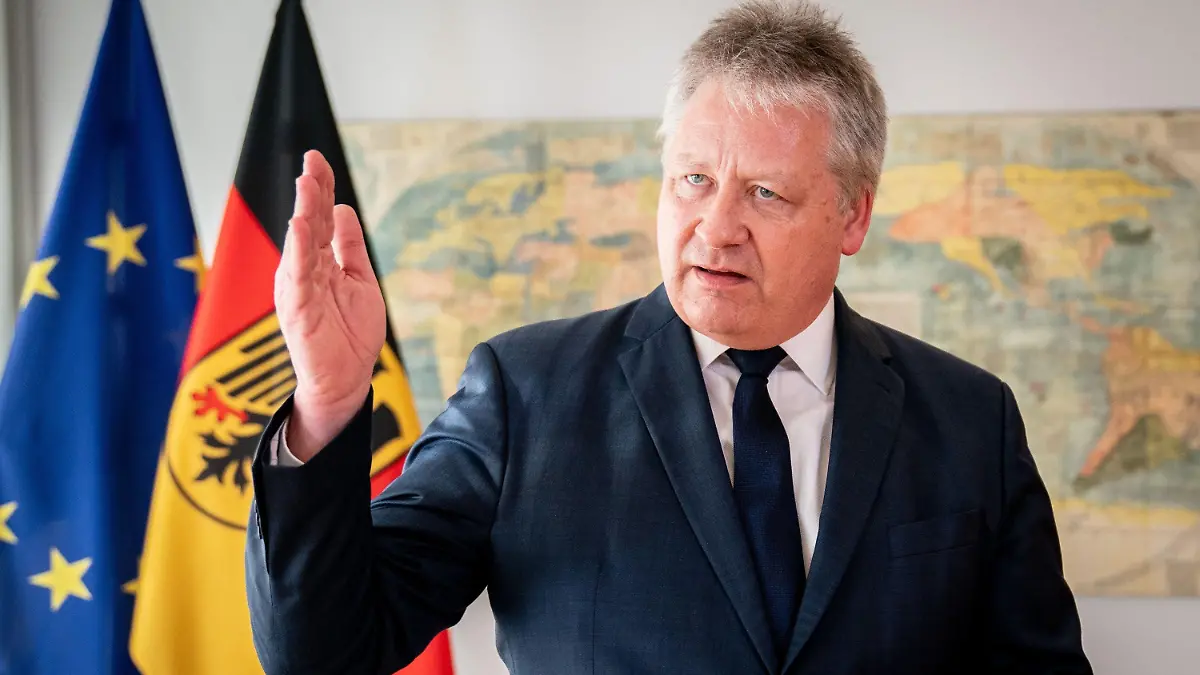 ARCHIV - 25.02.2021, Berlin: Bruno Kahl, Präsident des Bundesnachrichtendienstes (BND), spricht in einem Interview mit einem Journalisten der Deutschen Presse-Agentur. Der Generalbundesanwalt hat einen Mitarbeiter des Bundesnachrichtendienstes (BND) wegen des Verdachts auf Landesverrat festnehmen lassen. Foto: Kay Nietfeld/dpa +++ dpa-Bildfunk +++