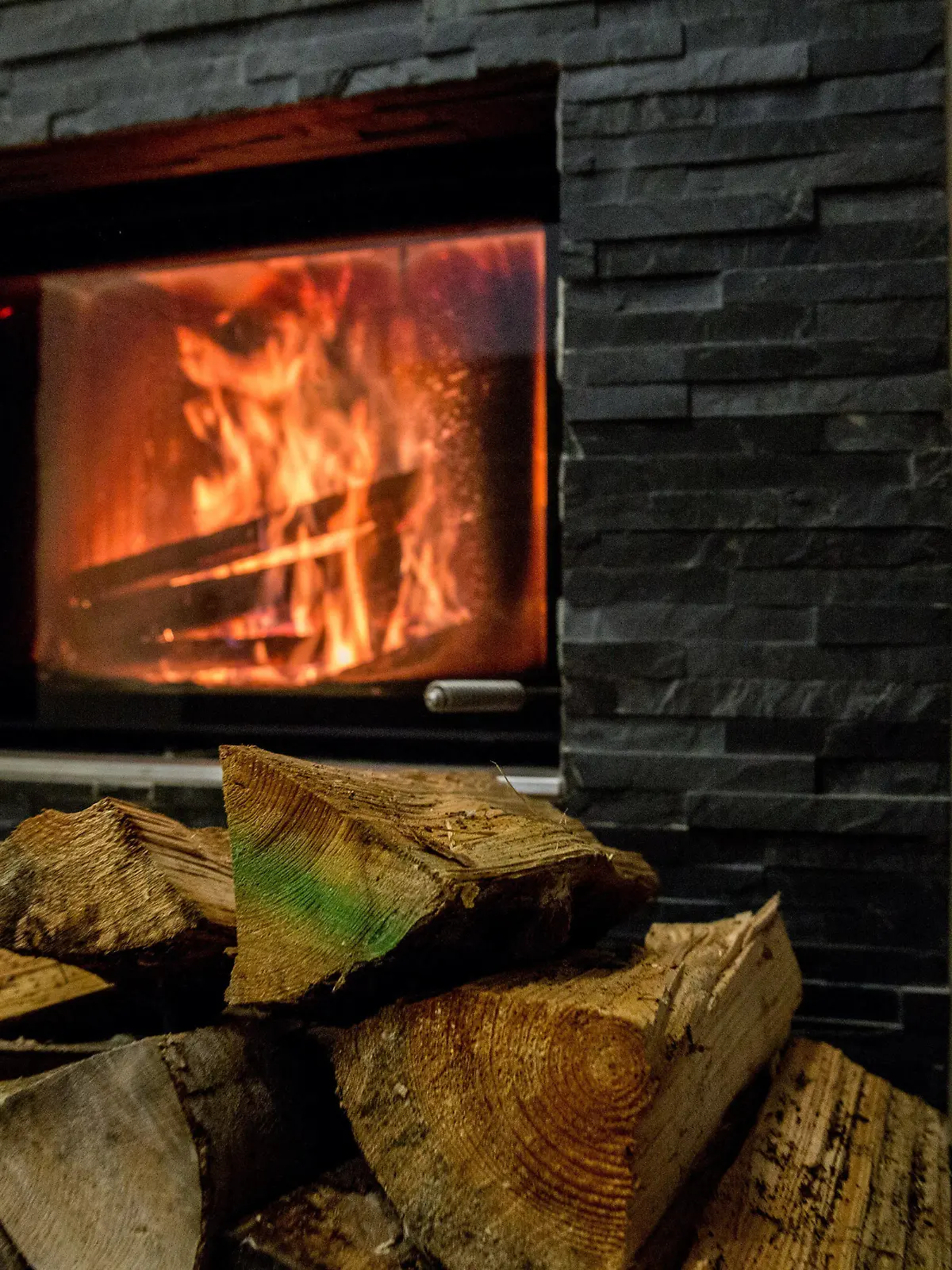 Bamberg, Deutschland 06. Dezember 2022: Themenbilder - Symbolbilder - Energiekosten - 2022 In einem Wohnhaus brennt der Holzofen, dieser mit Holz geschürt ist zum heizen.