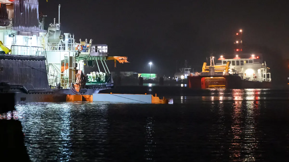 21.12.2022, Schleswig-Holstein, Brunsbüttel: Das Mehrzweckschiff Neuwerk (l) fährt mit ausgefahrenem Reinigungsapparat vor dem Öl- und Schadstoffbekämpfungsschiff Knechtsand (r) über den Nord-Ostsee-Kanal um das Öl aufzunehmen. Aus einem Leck in einer Pipeline im Hafen von Brunsbüttel sind große Mengen Öl in den Nord-Ostsee-Kanal gelaufen. Foto: Jonas Walzberg/dpa +++ dpa-Bildfunk +++