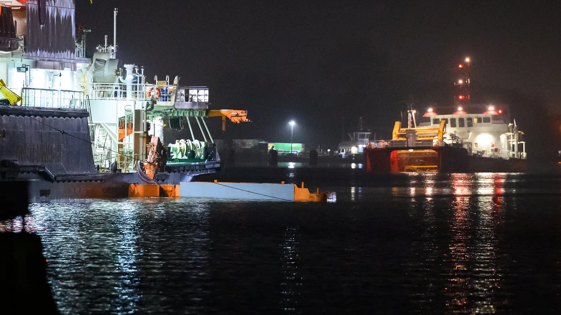 21.12.2022, Schleswig-Holstein, Brunsbüttel: Das Mehrzweckschiff Neuwerk (l) fährt mit ausgefahrenem Reinigungsapparat vor dem Öl- und Schadstoffbekämpfungsschiff Knechtsand (r) über den Nord-Ostsee-Kanal um das Öl aufzunehmen. Aus einem Leck in einer Pipeline im Hafen von Brunsbüttel sind große Mengen Öl in den Nord-Ostsee-Kanal gelaufen. Foto: Jonas Walzberg/dpa +++ dpa-Bildfunk +++