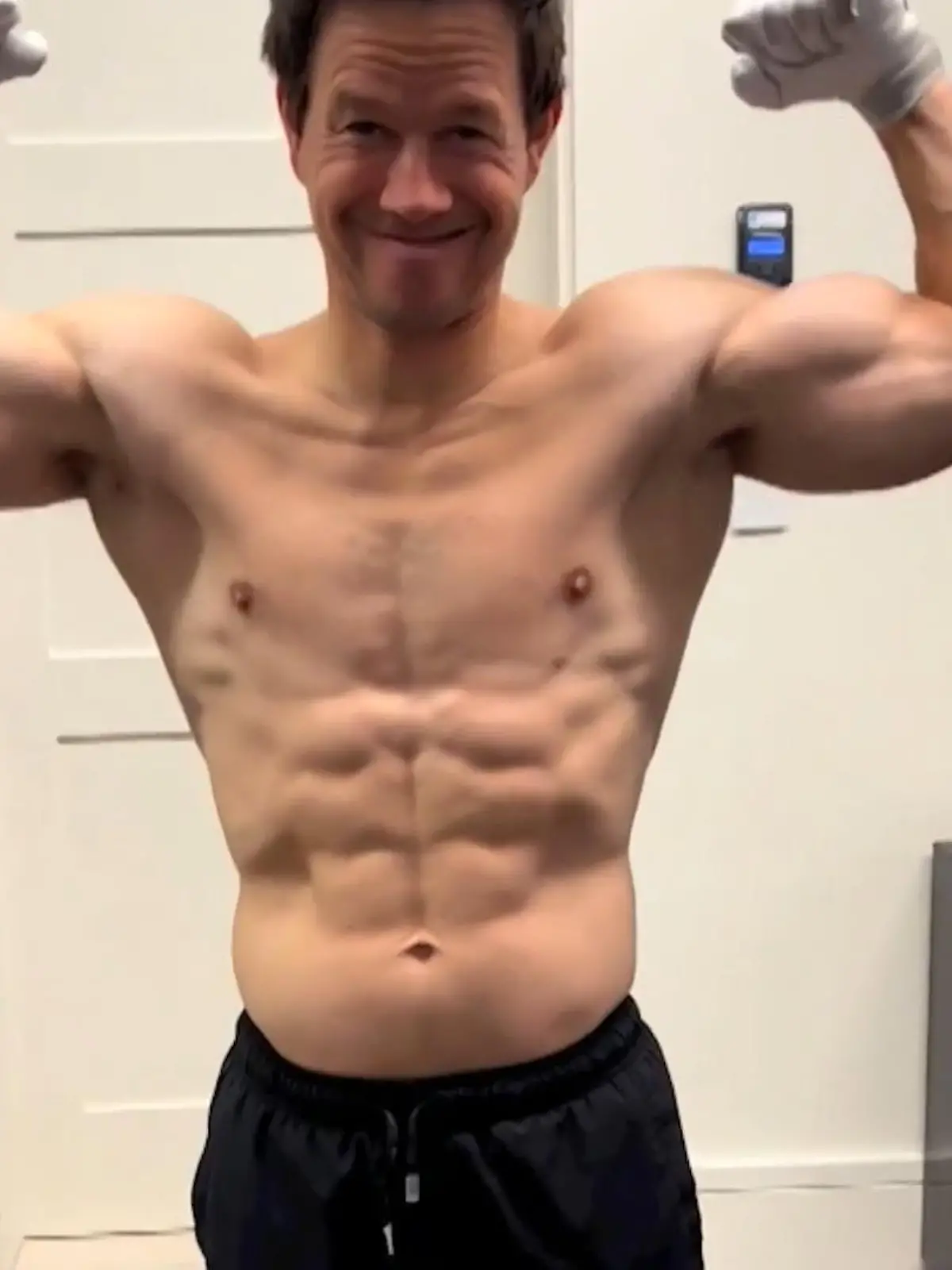 Von nix kommt nix – das weiß auch Schauspieler Mark Wahlberg! Denn "Marky Mark" war schon in den Neunzigern bekannt für seine Muckis. Bereit, dieses Image abzulegen, ist der Filmproduzent und ehemalige Sänger auch mit 51 noch nicht. Und dafür gibt er wirklich alles – und so auch seinen Schlaf! Denn um sein Top-Aussehen zu halten, verfolgt er seinen nächtlichen Trainingsplan mit eiserner Disziplin. Was der Star außerdem für seinen Körper macht, sehen Sie hier.
