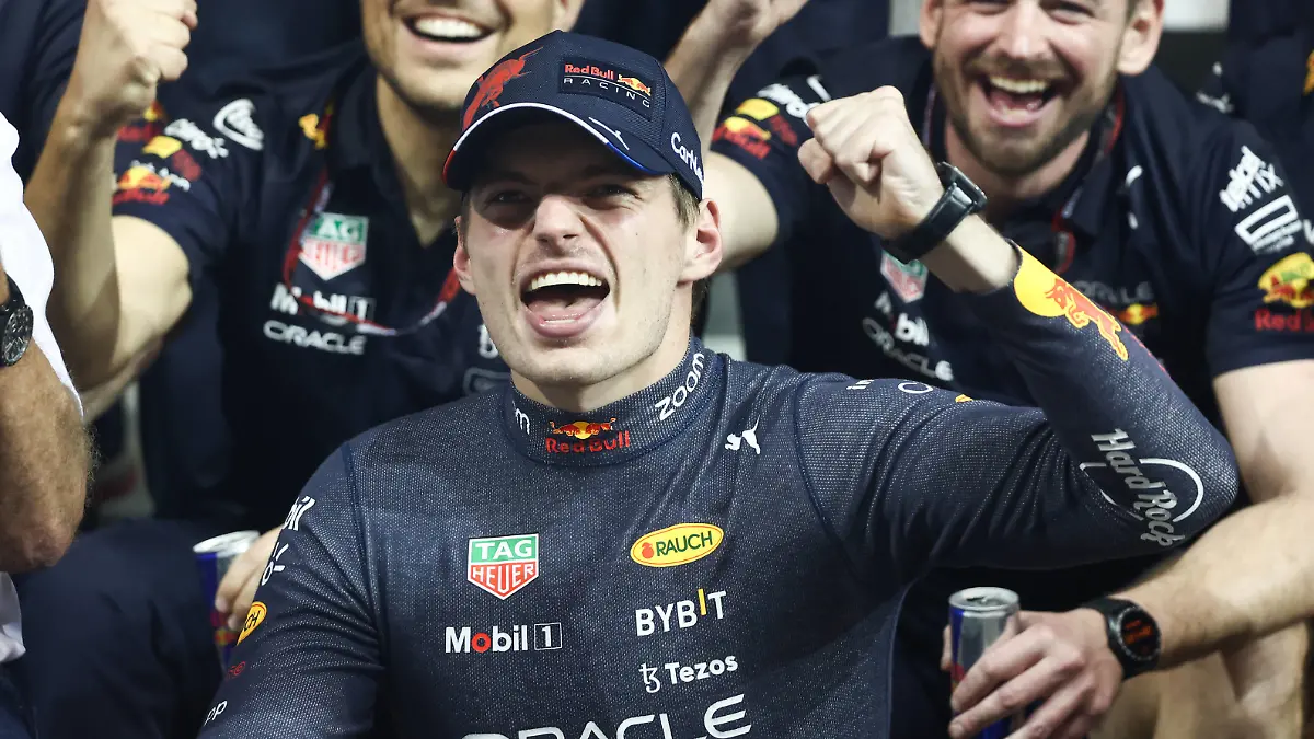  F1 Abu Dhabi Grand Prix Max Verstappen poses for a photo as he celebrates with the team after the Formula 1 Abu Dhabi Grand Prix at Yas Marina Circuit in Abu Dhabi, United Arab Emirates on November 20, 2022. Abu Dhabi United Arab Emirates PUBLICATIONxNOTxINxFRA Copyright: xJakubxPorzyckix originalFilename:porzycki-f1abudha221120_np8kS.jpg