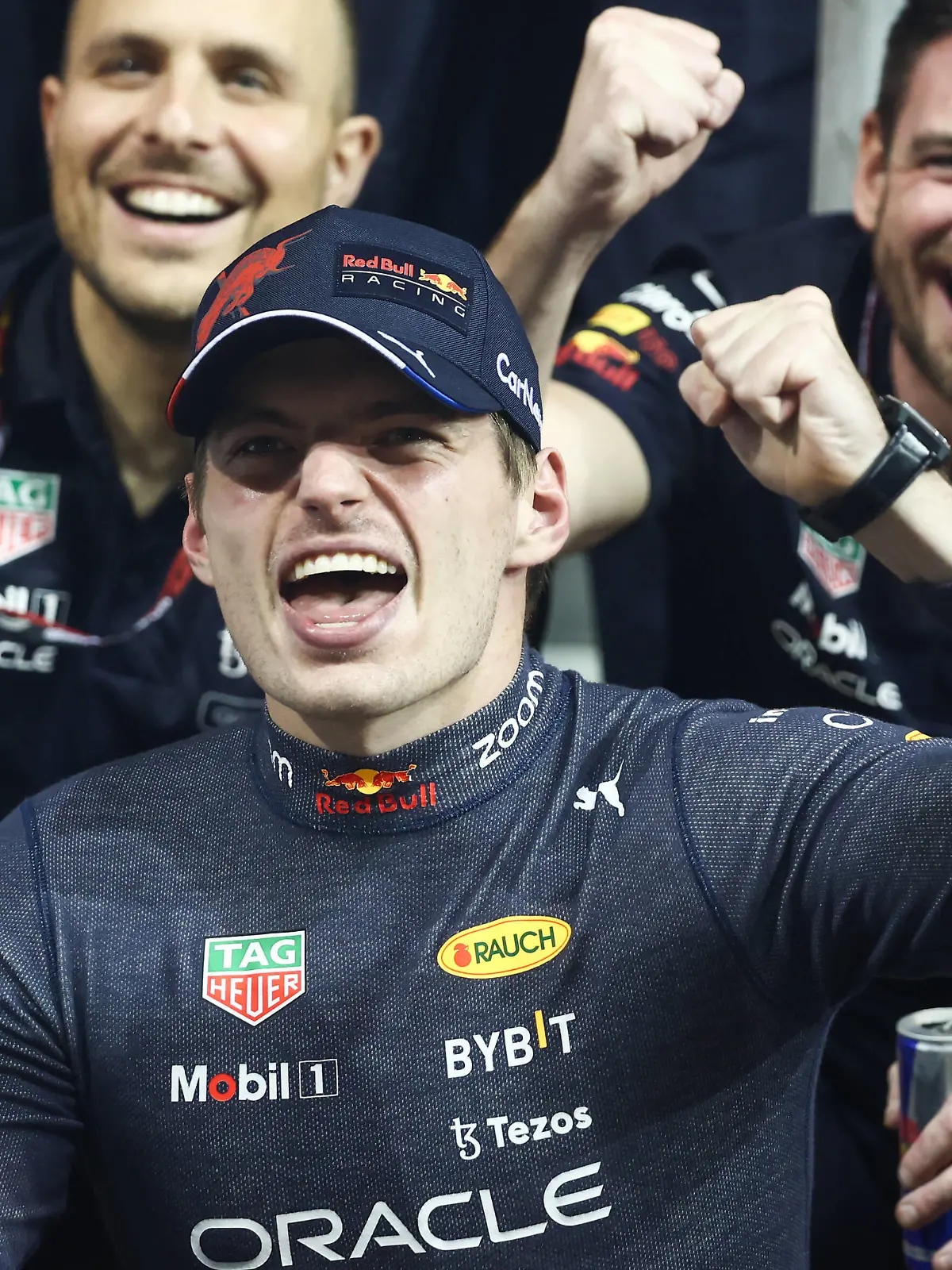  F1 Abu Dhabi Grand Prix Max Verstappen poses for a photo as he celebrates with the team after the Formula 1 Abu Dhabi Grand Prix at Yas Marina Circuit in Abu Dhabi, United Arab Emirates on November 20, 2022. Abu Dhabi United Arab Emirates PUBLICATIONxNOTxINxFRA Copyright: xJakubxPorzyckix originalFilename:porzycki-f1abudha221120_np8kS.jpg