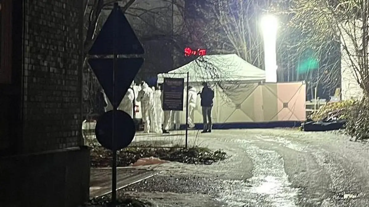 21.12.2022, Baden-Württemberg, Albstadt: Polizisten der Spurensicherung untersuchen den Fundort einer Leiche. Ein Mann ist nach tödlichen Schüssen in Albstadt (Zollernalbkreis) gestorben - und im Garten des Tatverdächtigen haben die Ermittler wenig später eine Frauenleiche gefunden. (Zu dpa "Verdächtiger bei tödlichen Schüssen führt Polizei zu Leiche in Garten")  ++Bestmögliche Quaalität** Foto: Jannik Nölke/dpa +++ dpa-Bildfunk +++