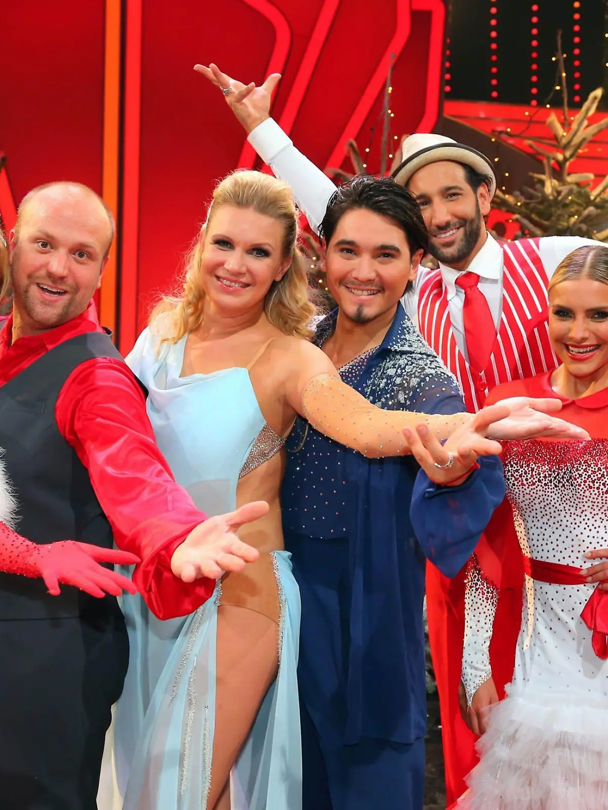 Die Finalisten: V.l.: Isabel Edvardsson und Moritz A. Sachs, Magdalena Brzeska und Erich Klann und Massimo Sinatò mit Sophia Thomalla.
