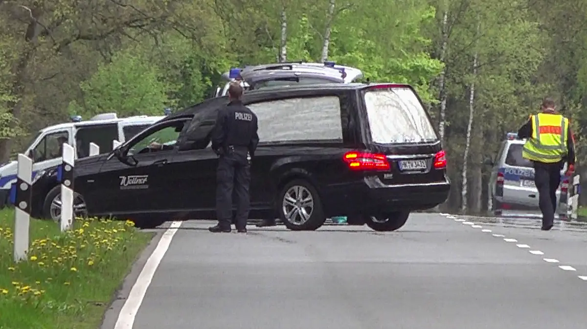 18.05.2021, Niedersachsen, Bispingen: In einem Waldstück unweit von Bispingen fährt ein Leichenwagen von der Bundesstraße in den Wald. Dort wurde eine Kinderleiche gefunden. Eine Frau und ihr vierjähriger Sohn waren am 16. Mai tot in einem Haus in Bispingen entdeckt worden. Beide hätten Spuren von Gewalt aufgezeigt, teilten Polizei und Staatsanwaltschaft mit. Die elfjährige Tochter wurde vermisst. Foto: Tnn/dpa +++ dpa-Bildfunk +++