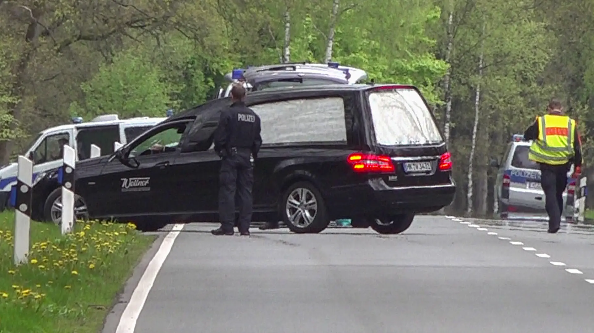 18.05.2021, Niedersachsen, Bispingen: In einem Waldstück unweit von Bispingen fährt ein Leichenwagen von der Bundesstraße in den Wald. Dort wurde eine Kinderleiche gefunden. Eine Frau und ihr vierjähriger Sohn waren am 16. Mai tot in einem Haus in Bispingen entdeckt worden. Beide hätten Spuren von Gewalt aufgezeigt, teilten Polizei und Staatsanwaltschaft mit. Die elfjährige Tochter wurde vermisst. Foto: Tnn/dpa +++ dpa-Bildfunk +++
