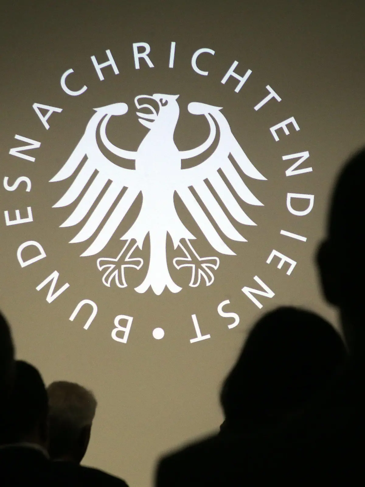 ARCHIV - 05.11.2019, Berlin: Geladene Gäste verfolgen die Eröffnung des Besucherzentrums des Bundesnachrichtendienstes. Der Generalbundesanwalt hat einen Mitarbeiter des Bundesnachrichtendienstes (BND) wegen des Verdachts auf Landesverrat festnehmen lassen. Foto: Wolfgang Kumm/dpa +++ dpa-Bildfunk +++