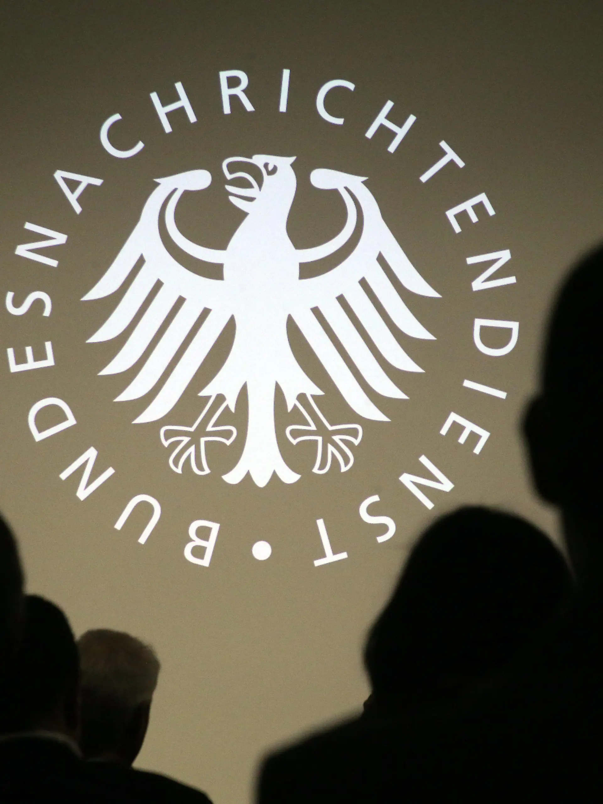 ARCHIV - 05.11.2019, Berlin: Geladene Gäste verfolgen die Eröffnung des Besucherzentrums des Bundesnachrichtendienstes. Der Generalbundesanwalt hat einen Mitarbeiter des Bundesnachrichtendienstes (BND) wegen des Verdachts auf Landesverrat festnehmen lassen. Foto: Wolfgang Kumm/dpa +++ dpa-Bildfunk +++