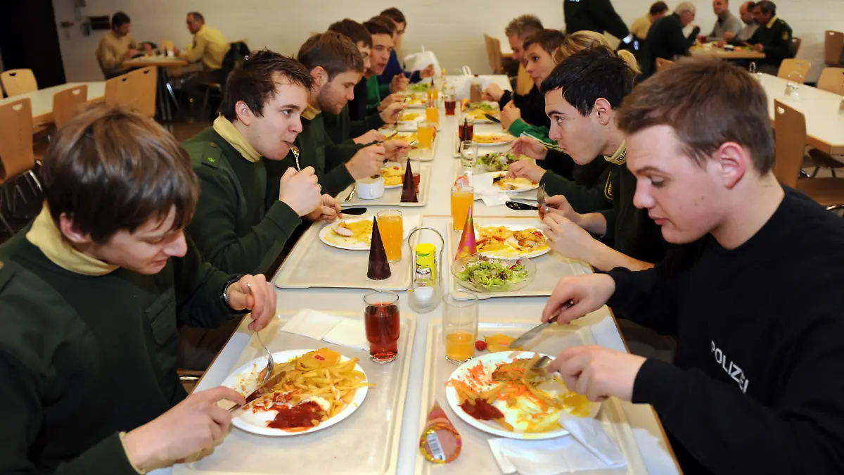 Polizeibeamte sitzen beim Mittagessen in der Kantine der Bereitschaftspolizei in Lahr (Ortenaukreis) (Foto vom 14.01.2009). Der NATO-Gipfel Anfang April am Oberrhein wird für die Polizei eine logistische Herausforderung. Benötigt werden nicht nur Streifenwagen und Absperrgitter. Auch Lebensmittel und Hotelbetten müssen organisiert werden. Damit die mindestens 14 000 Polizisten genügend Kraft für ihren Einsatz haben, müssen sie verpflegt und untergebracht werden. Foto: Rolf Haid dpa/lsw (zu lsw-Korr 7039 vom 11.02.2009) +++(c) dpa - Report+++