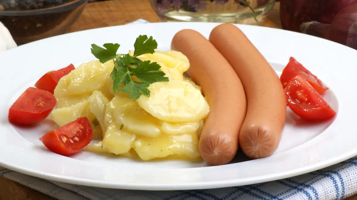 Kartoffelsalat mit Öl, Essig und Würstchen