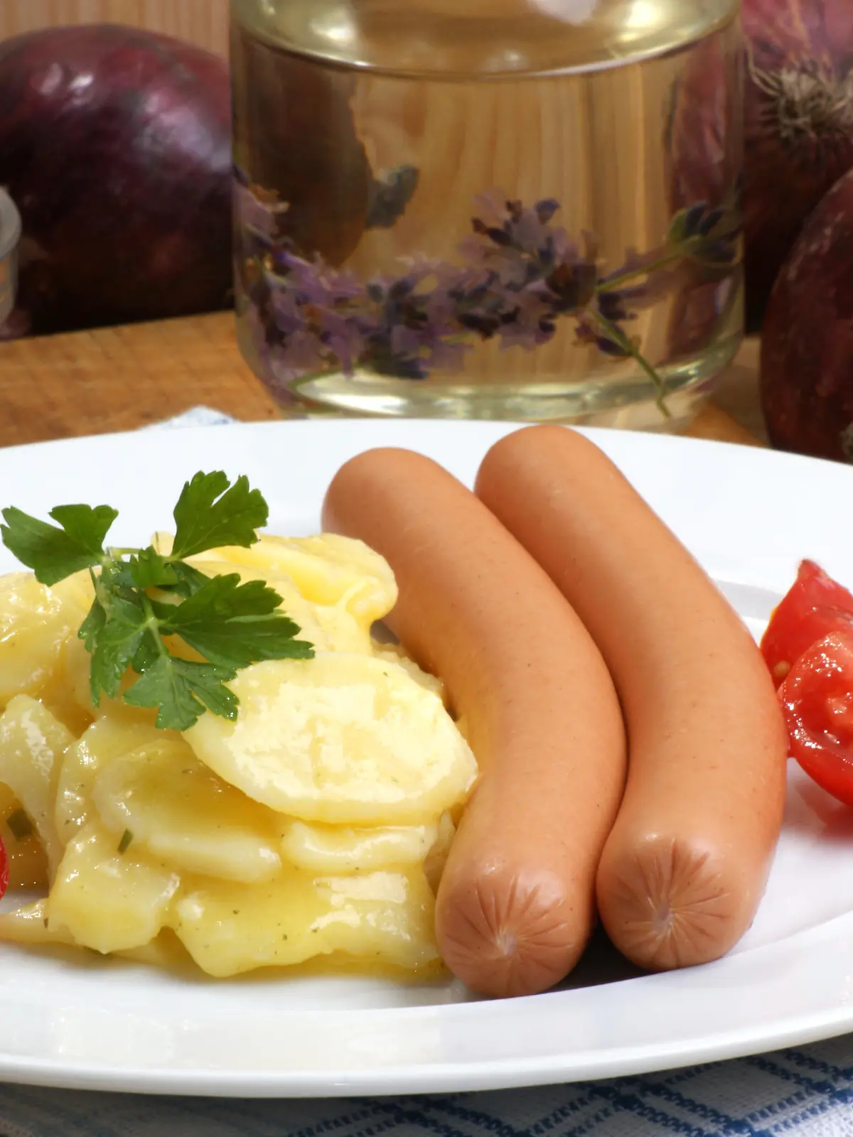 Kartoffelsalat mit Öl, Essig und Würstchen