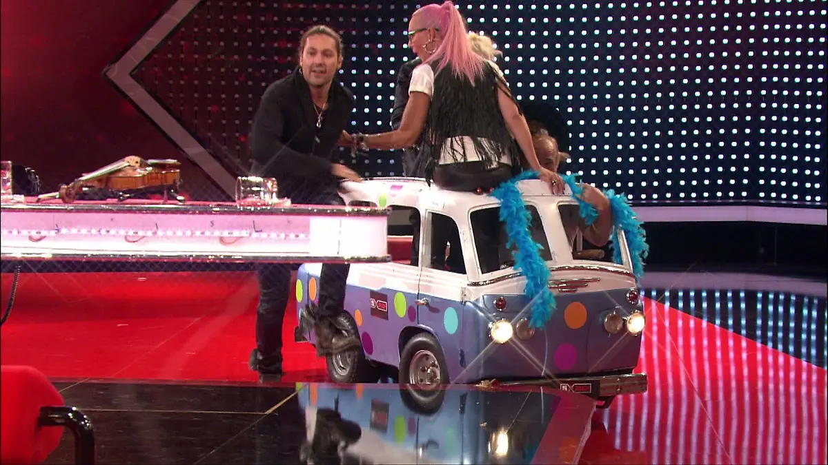 ACHTUNG SPERRFRIST !KEINE VERÖFFENTLICHUNG VOR DEM 13.12.2013 !David Garrett (l.) sorgt sich nach dem Aufprall des Fahrzeugs an der Bühne um seiner wertvolle Geige. Noch im Bus sitzen Natascha Ochsenknecht, Ina Müller, Jorge Gonzalez und Konny Reimann.