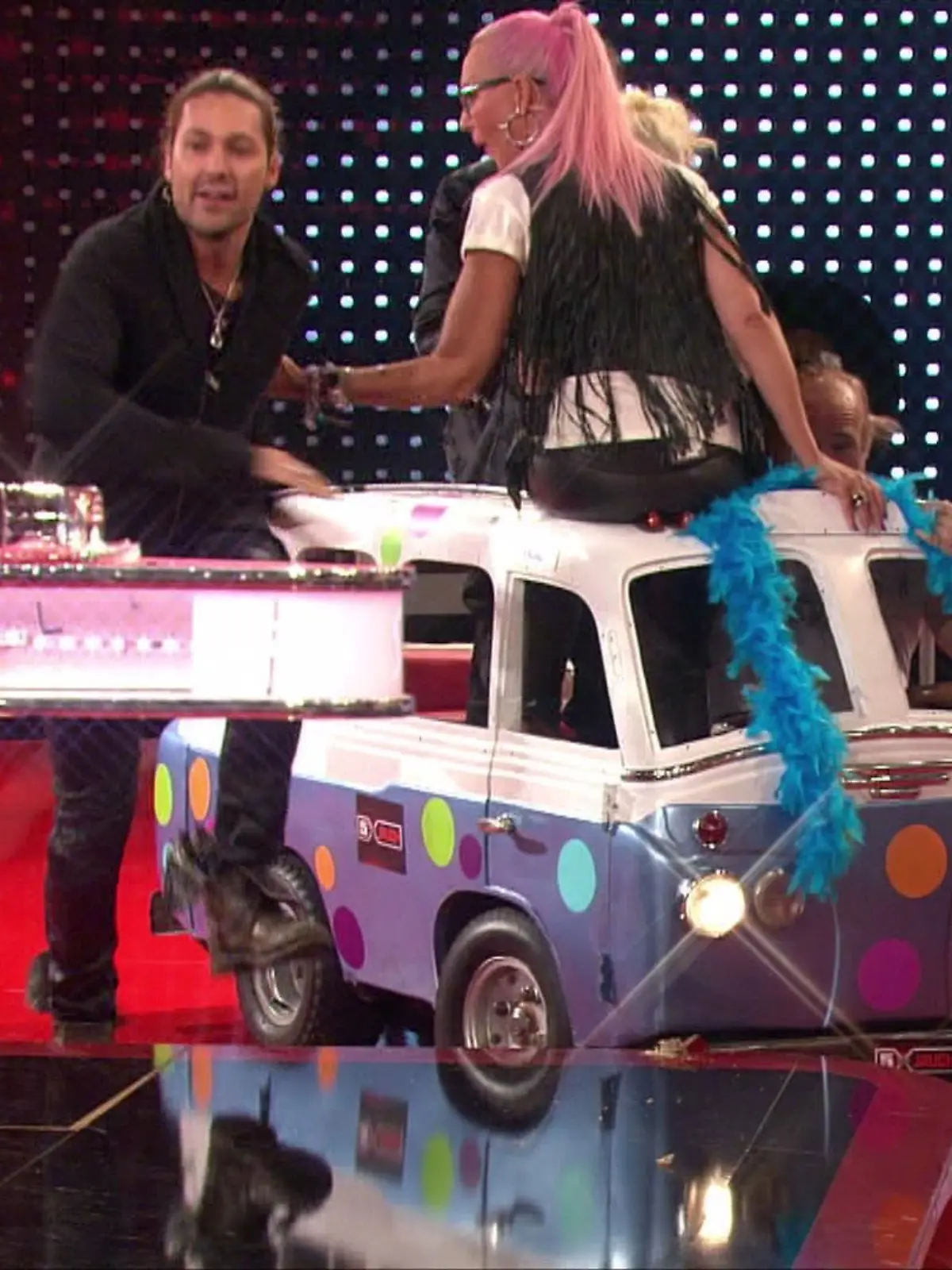 ACHTUNG SPERRFRIST !KEINE VERÖFFENTLICHUNG VOR DEM 13.12.2013 !David Garrett (l.) sorgt sich nach dem Aufprall des Fahrzeugs an der Bühne um seiner wertvolle Geige. Noch im Bus sitzen Natascha Ochsenknecht, Ina Müller, Jorge Gonzalez und Konny Reimann.