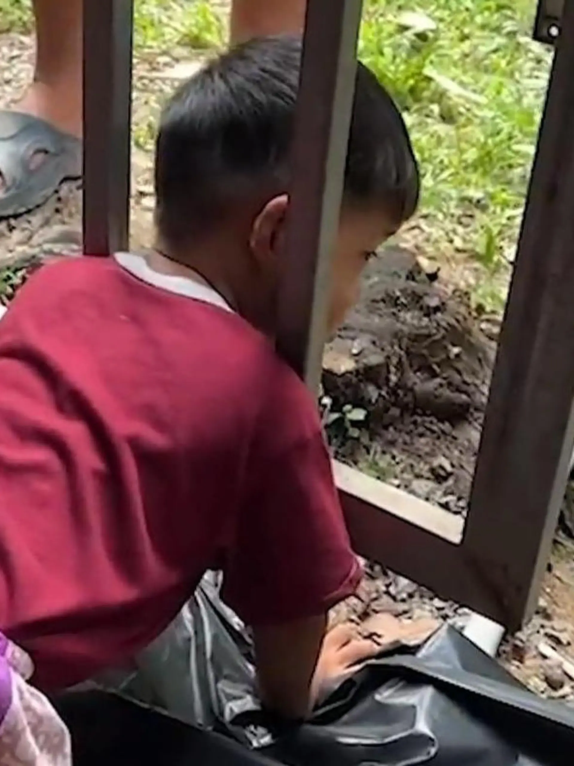 Was hier schiefgelaufen ist, wird schnell klar. Die Neugier des Jungen war zu groß! Der dreijährige Namo aus Thailand war bei seiner Oma, als sie ihn plötzlich schreien hörte - doch da war es schon geschehen. 