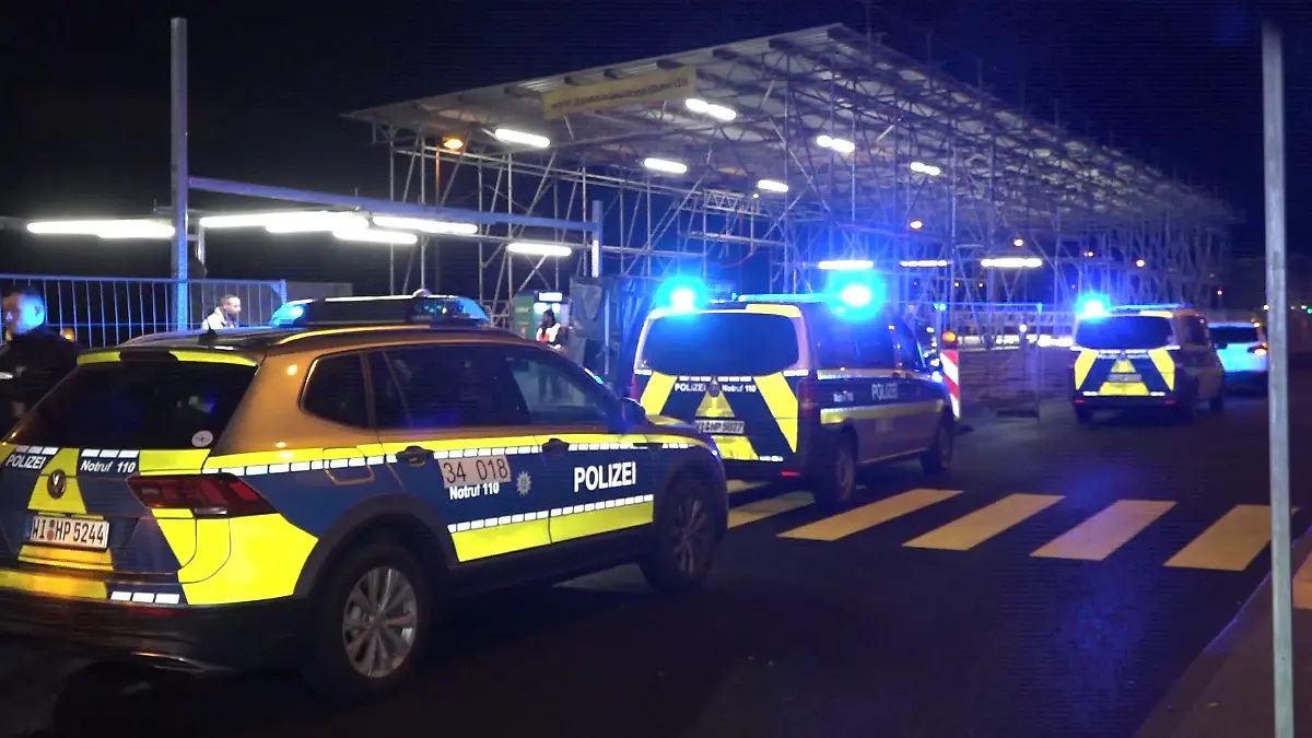 Polizeieinsatz vor der S-Bahnstation-Gateway Gardens