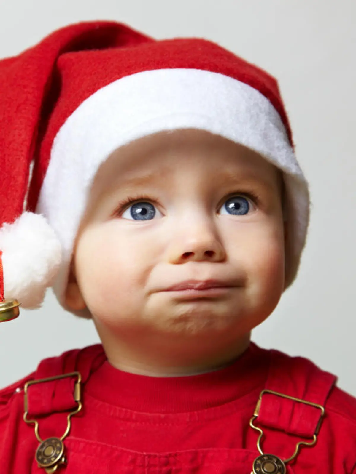Trauriges Kind mit roter WeihnachtsmÃ¼tze an Weihnachten