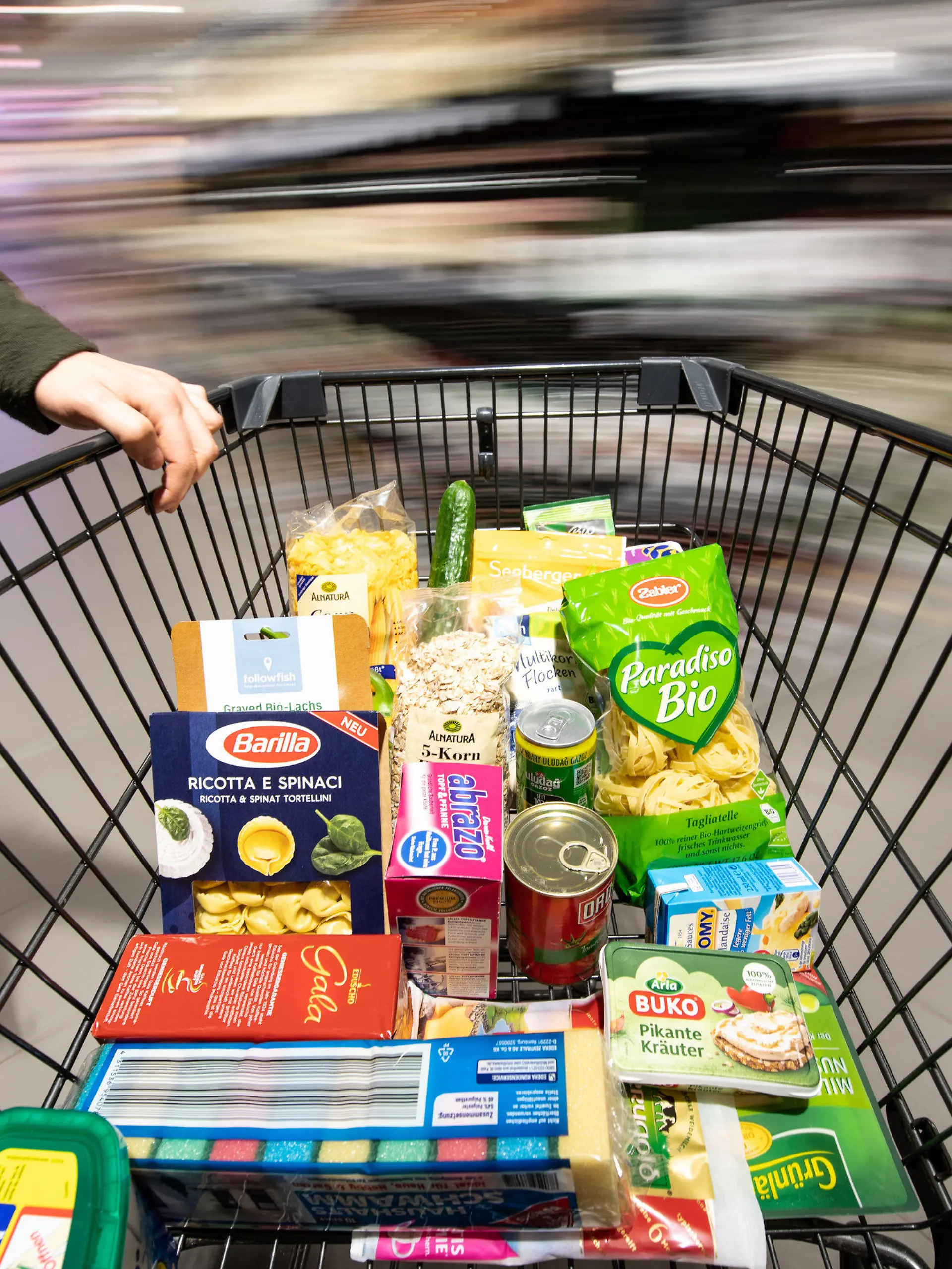 ARCHIV - 15.02.2019, Baden-Württemberg, Stuttgart: ILLUSTRATION - Ein Einkaufswagen wird durch einen Supermarkt geschoben (Aufnahme mit langer Belichtungszeit). (zu dpa «Inflation weiter über 7 Prozent - Bundesamt nennt Details») Foto: Fabian Sommer/dpa +++ dpa-Bildfunk +++