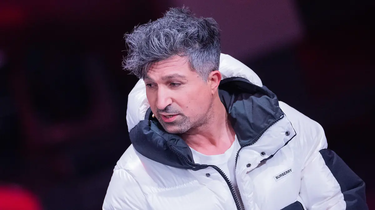 11.12.2022, Nordrhein-Westfalen, Hürth: Lotto-Millionär «Chico» Ku·rsat Yildirim sitzt auf seinem Ferrari beim RTL-Jahresrückblick «Menschen, Bilder, Emotionen 2022» im Studio. Foto: Rolf Vennenbernd/dpa +++ dpa-Bildfunk +++