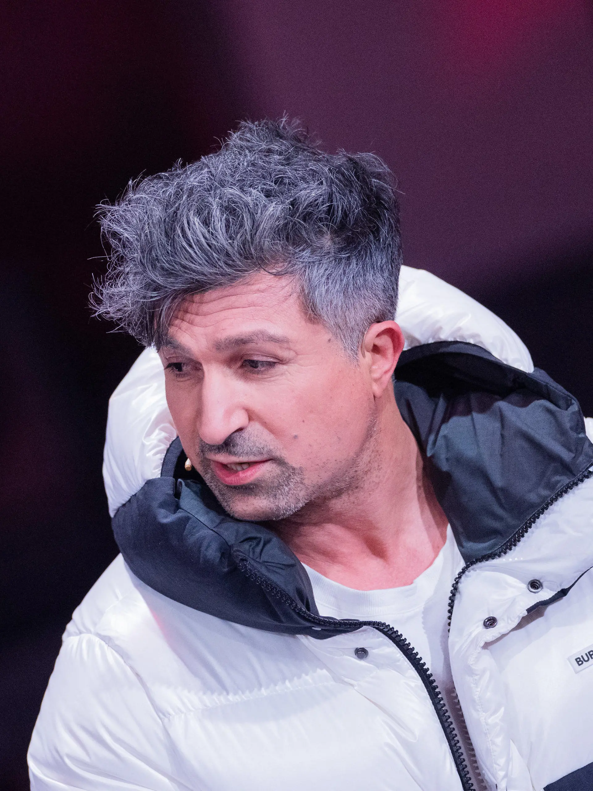 11.12.2022, Nordrhein-Westfalen, Hürth: Lotto-Millionär «Chico» Ku·rsat Yildirim sitzt auf seinem Ferrari beim RTL-Jahresrückblick «Menschen, Bilder, Emotionen 2022» im Studio. Foto: Rolf Vennenbernd/dpa +++ dpa-Bildfunk +++