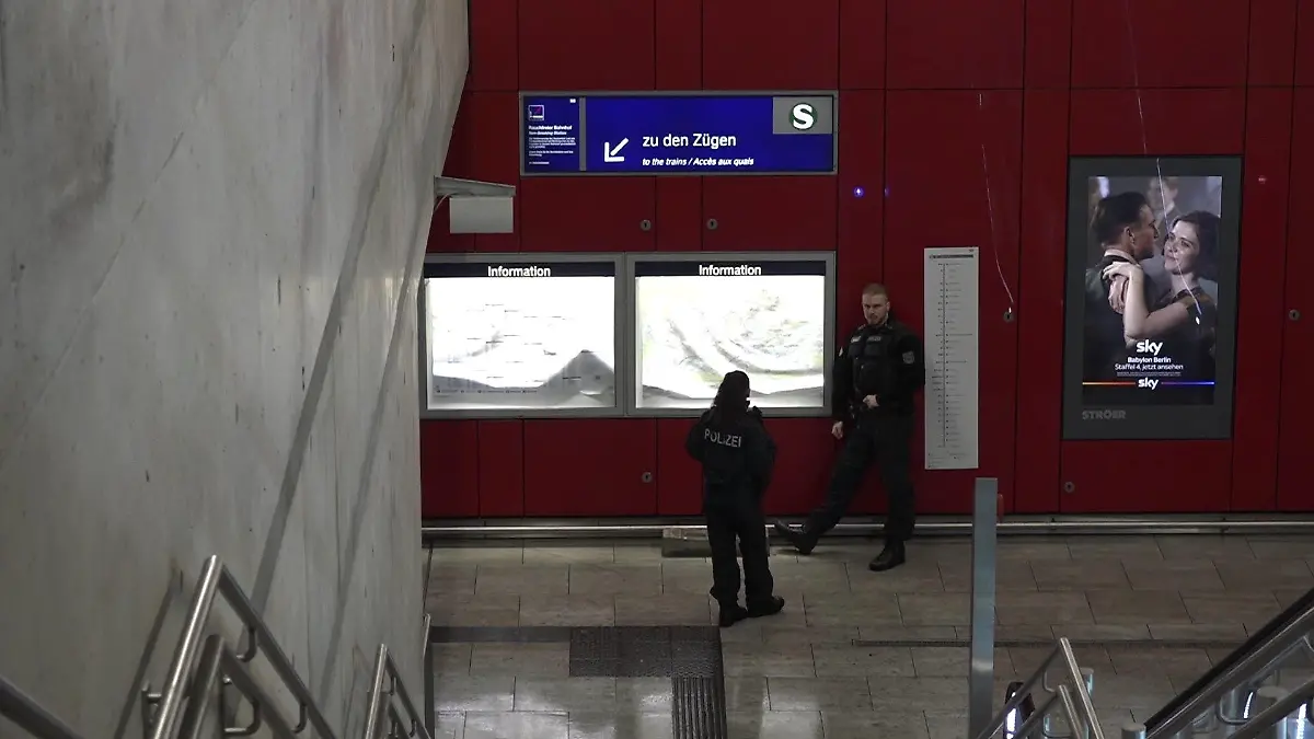 Die Polizei steht an der S-Bahn-Station Gateway Gardens