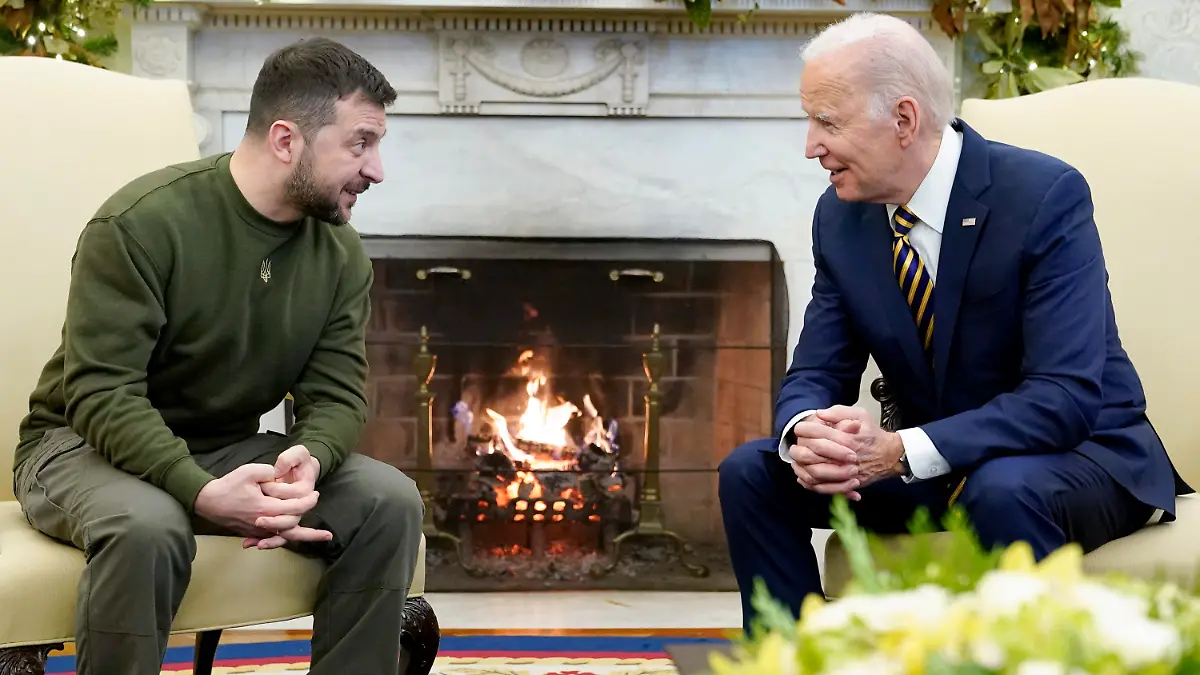 dpatopbilder - 21.12.2022, USA, Washington: Joe Biden (r), Präsident der USA, spricht mit Wolodymyr Selenskyj, Präsident der Ukraine, im Oval Office des Weißen Hauses. Selenskyj ist zum Auftakt seiner ersten bekannten Auslandsreise seit Beginn des russischen Angriffskriegs in den USA eingetroffen. Foto: Patrick Semansky/AP/dpa +++ dpa-Bildfunk +++