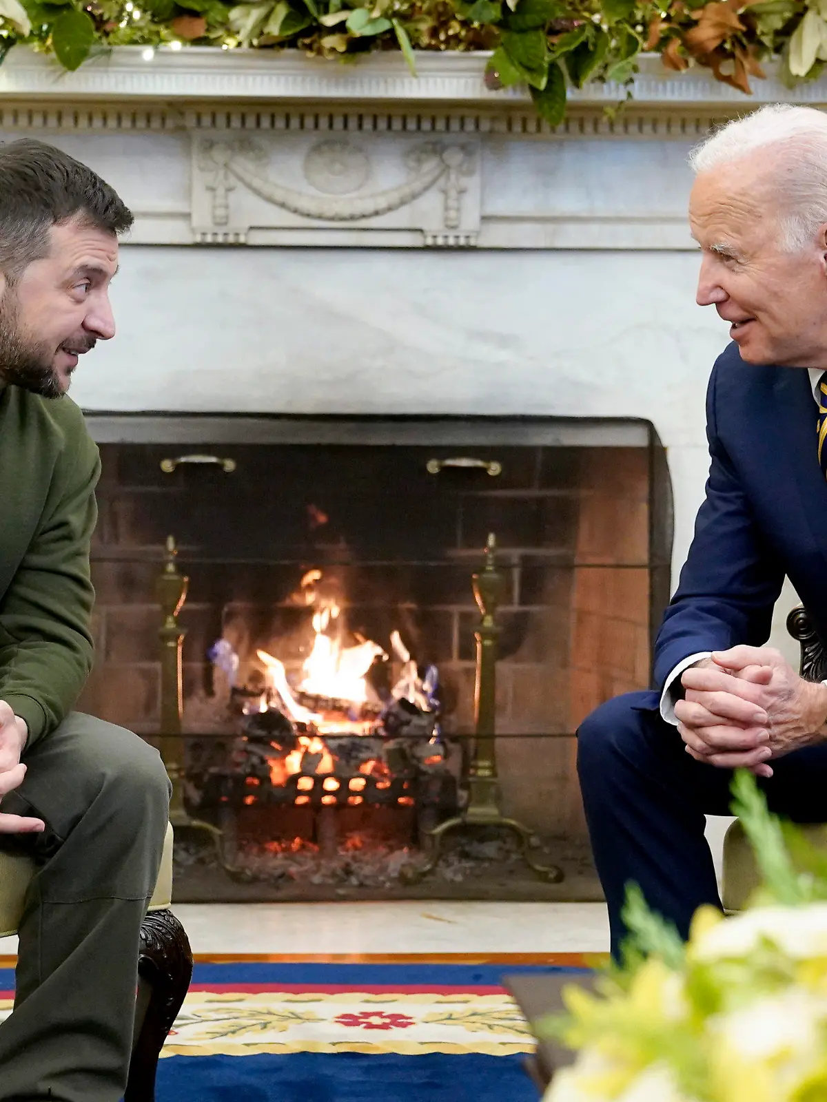 dpatopbilder - 21.12.2022, USA, Washington: Joe Biden (r), Präsident der USA, spricht mit Wolodymyr Selenskyj, Präsident der Ukraine, im Oval Office des Weißen Hauses. Selenskyj ist zum Auftakt seiner ersten bekannten Auslandsreise seit Beginn des russischen Angriffskriegs in den USA eingetroffen. Foto: Patrick Semansky/AP/dpa +++ dpa-Bildfunk +++