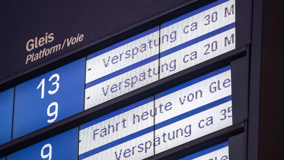 ARCHIV - 11.06.2019, Baden-Württemberg, Stuttgart: Auf einer Anzeigetafel am Stuttgarter Hauptbahnhof werden bei mehreren Zugverbindungen Verspätungen angezeigt. (zu dpa "Viele Verspätungen - Hitze-Juni bremst Bahn aus") Foto: Fabian Sommer/dpa +++ dpa-Bildfunk +++
