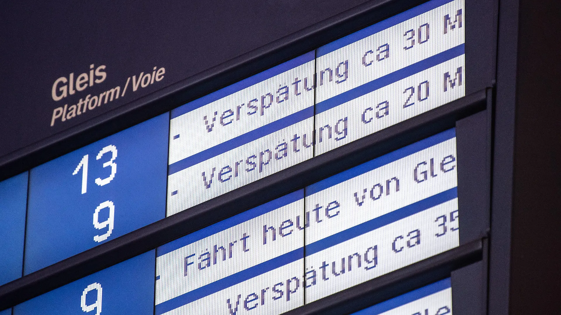 ARCHIV - 11.06.2019, Baden-Württemberg, Stuttgart: Auf einer Anzeigetafel am Stuttgarter Hauptbahnhof werden bei mehreren Zugverbindungen Verspätungen angezeigt.   (zu dpa "Viele Verspätungen - Hitze-Juni bremst Bahn aus") Foto: Fabian Sommer/dpa +++ dpa-Bildfunk +++