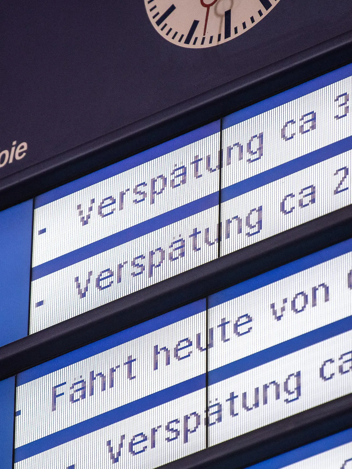 ARCHIV - 11.06.2019, Baden-Württemberg, Stuttgart: Auf einer Anzeigetafel am Stuttgarter Hauptbahnhof werden bei mehreren Zugverbindungen Verspätungen angezeigt.   (zu dpa "Viele Verspätungen - Hitze-Juni bremst Bahn aus") Foto: Fabian Sommer/dpa +++ dpa-Bildfunk +++