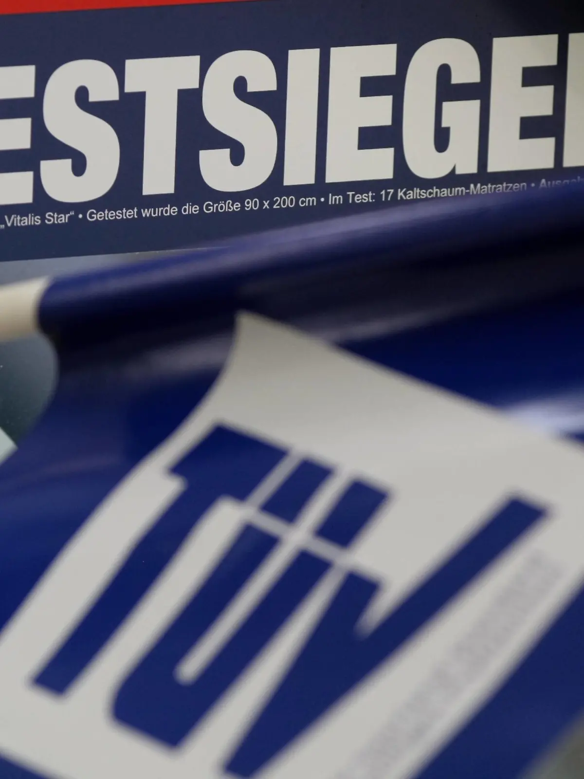 Bildnummer: 59924746  Datum: 09.06.2013  Copyright: imago/Ralph Peters
Schriftzug Testsieger und Flagge mit Aufschrift TÜV Service Testet an einem Einzelhandelsgeschäft in München Gesellschaft xas x0x 2013 quer Gesellschaft Wirtschaft Technischer Überwachungsverein Service Test getestet geprüft geprüfter geprüftes überprüft ueberprueftes zertifiziert zertifiziertes Zertifikat standardisiert standardisiertes Kundendienst genormt normiert normiertes normierter Prüfzeichen Prüfsiegel Gütezeichen Gütesiegel Siegel Werbung werben bewerben umwerben Handel Einzelhandel Geschäft Dienstleistung Dienstleistungen Dienstleister 

 59924746 Date 09 06 2013 Copyright Imago Ralph Peters emblem Test winner and Flag with Inscription TÜV Service tests to a Retail business in Munich Society  x0x 2013 horizontal Society Economy Technical Monitoring organization Service trial tested examined tested tested reviewed  certified certified Certificate Standardized Standardized Customer service Genormt normalized normiertes  Approvals Approval Label Label Seal Advertising Advertising advertise umwerben Trade Retail Business Service Services Service providers  