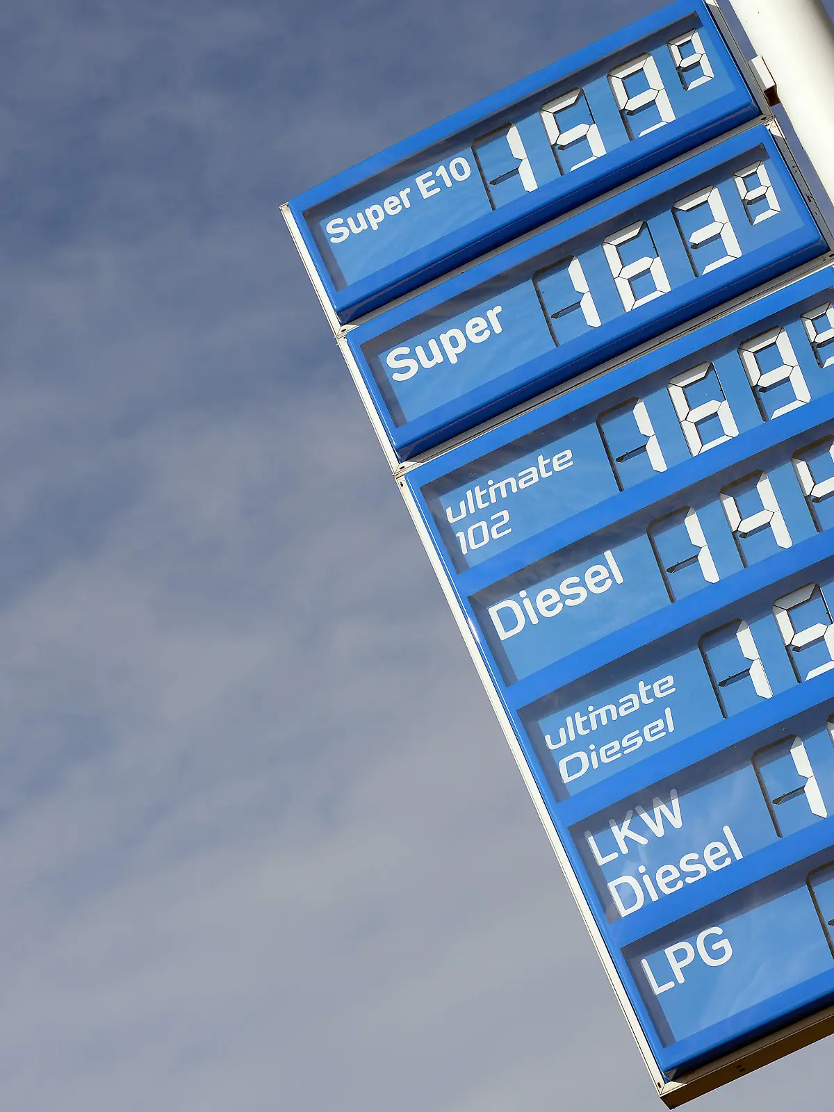 ARCHIV - Eine Tafel mit Treibstoffpreisen steht am 12.09.2013 in Dormagen (Nordrhein-Westfalen) an einer Tankstelle. Die Meldestelle für Benzin- und Dieselpreise hat ihren Probebetrieb nach drei Monaten zu Ende gebracht und wechselt am Wochenende in den Regelbetrieb. Foto: Federico Gambarini/dpa (zu dpa "Meldestelle für Benzinpreise wechselt in Dauerbetrieb" vom 29.11.2013) +++(c) dpa - Bildfunk+++