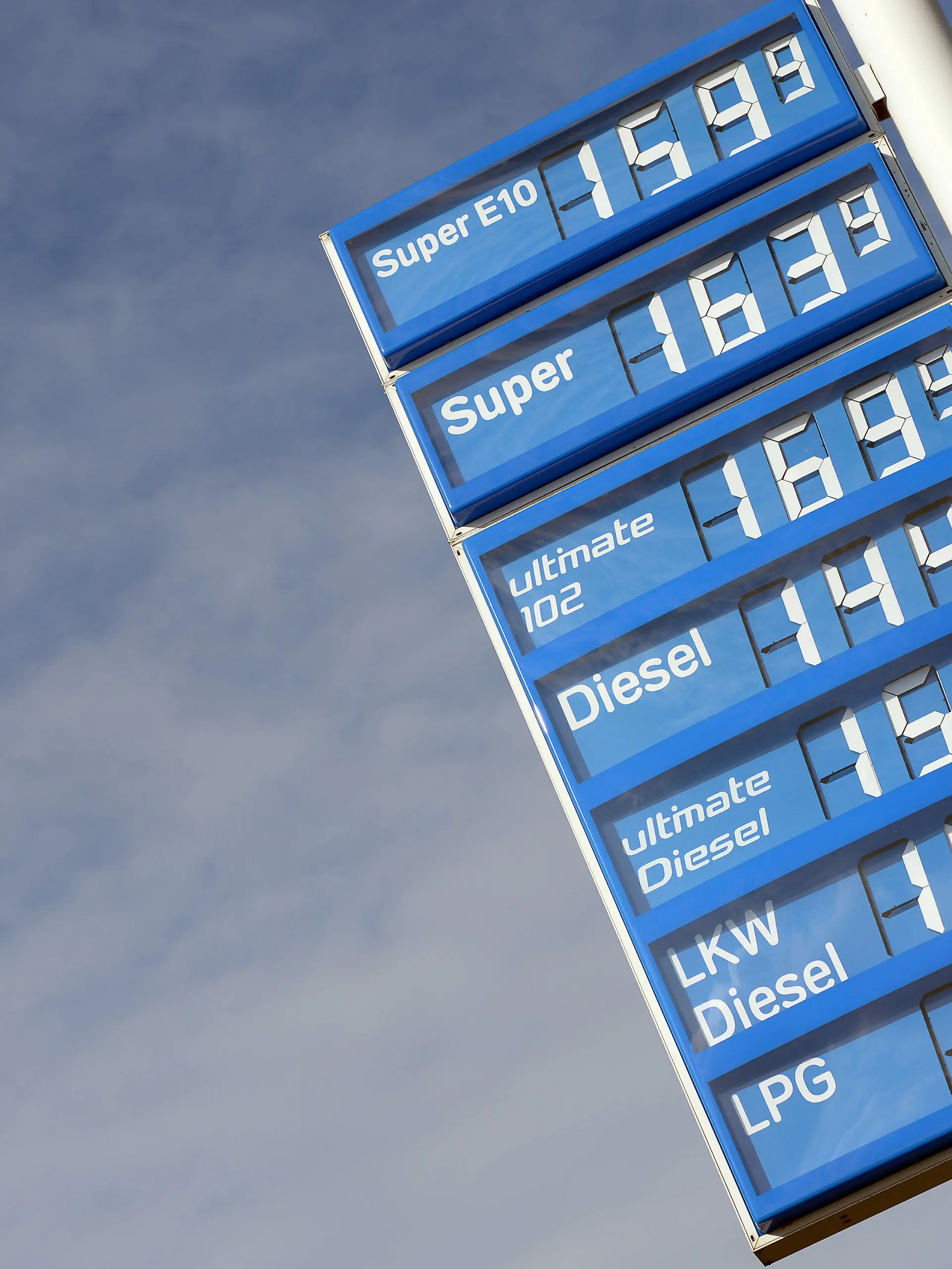 ARCHIV - Eine Tafel mit Treibstoffpreisen steht am 12.09.2013 in Dormagen (Nordrhein-Westfalen) an einer Tankstelle. Die Meldestelle für Benzin- und Dieselpreise hat ihren Probebetrieb nach drei Monaten zu Ende gebracht und wechselt am Wochenende in den Regelbetrieb. Foto: Federico Gambarini/dpa (zu dpa "Meldestelle für Benzinpreise wechselt in Dauerbetrieb" vom 29.11.2013) +++(c) dpa - Bildfunk+++