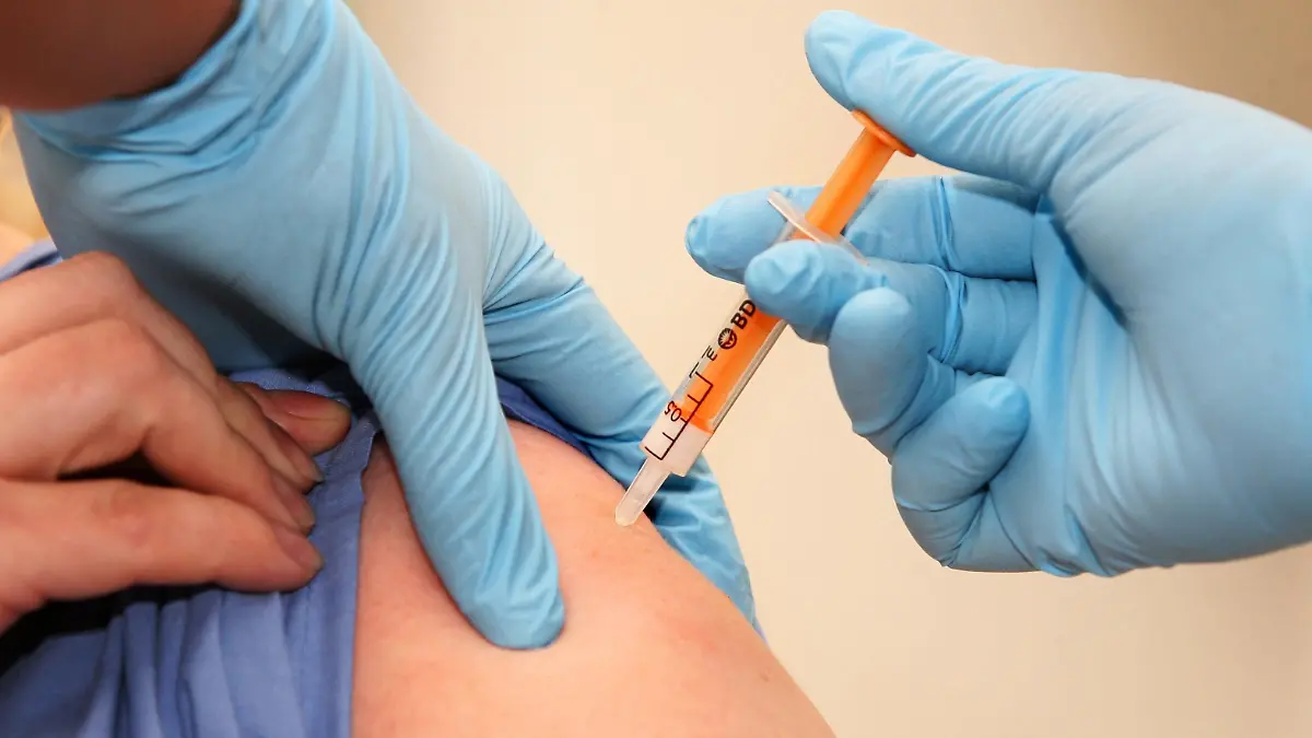 A patient is given a swine flu vaccination at the University College London Hospital, in London, Britain, as the mass immunisation programme begins 21 October 2009. The programme, offering more than 11 million people the vaccine, began with hospitals immunising frontline healthcare workers and their patients who fall into at-risk categories. EPA/Lewis Whyld +++(c) dpa - Bildfunk+++
