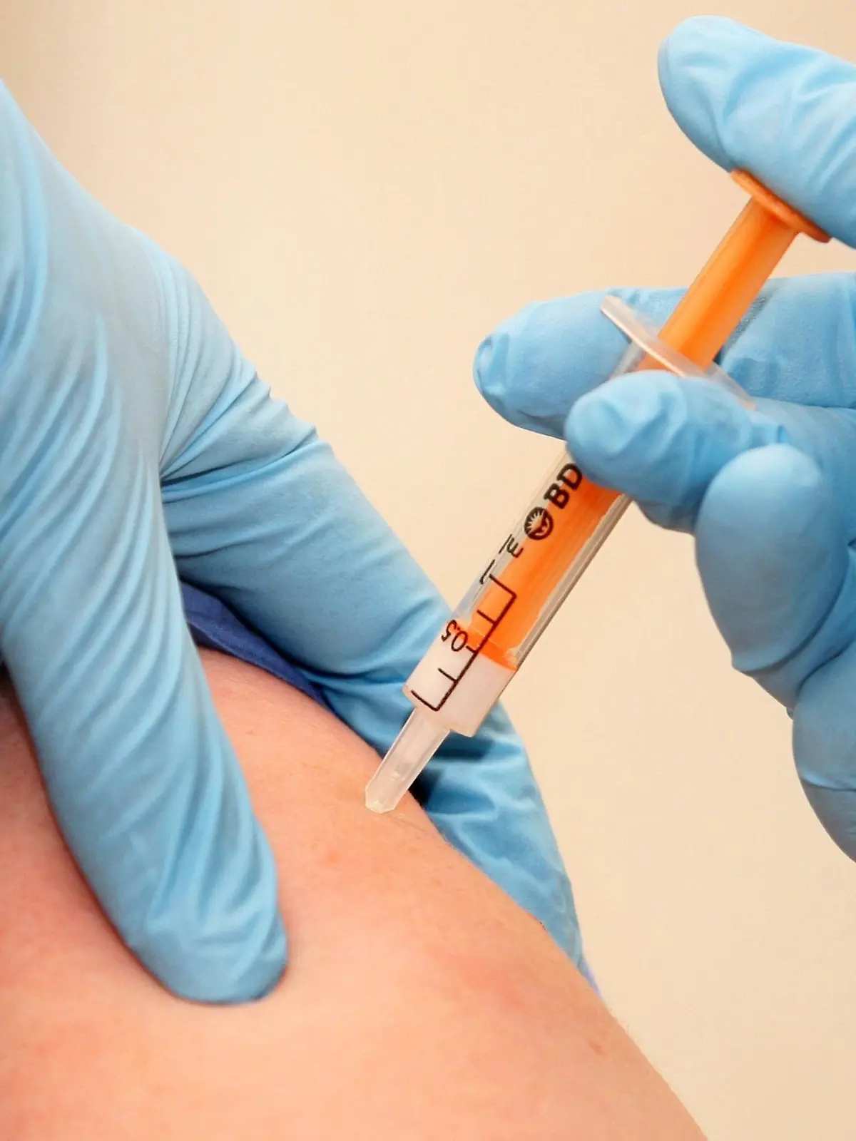 A patient is given a swine flu vaccination at the University College London Hospital, in London, Britain, as the mass immunisation programme begins 21 October 2009. The programme, offering more than 11 million people the vaccine, began with hospitals immunising frontline healthcare workers and their patients who fall into at-risk categories. EPA/Lewis Whyld +++(c) dpa - Bildfunk+++