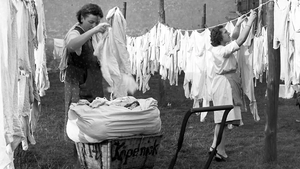 Eine lange Leine benötigen diesen beiden Frauen, um die gesamte Wäsche aufhängen zu können, aufgenommen Anfang der 1950er Jahre in Berlin-Köpenick. Waschen hat in Köpenick eine lange Tradition. Bereits 1835 entstand in der "Waschküche Berlins" die erste Lohnwäscherei. Foto: Eva Richter +++(c) dpa - Report+++