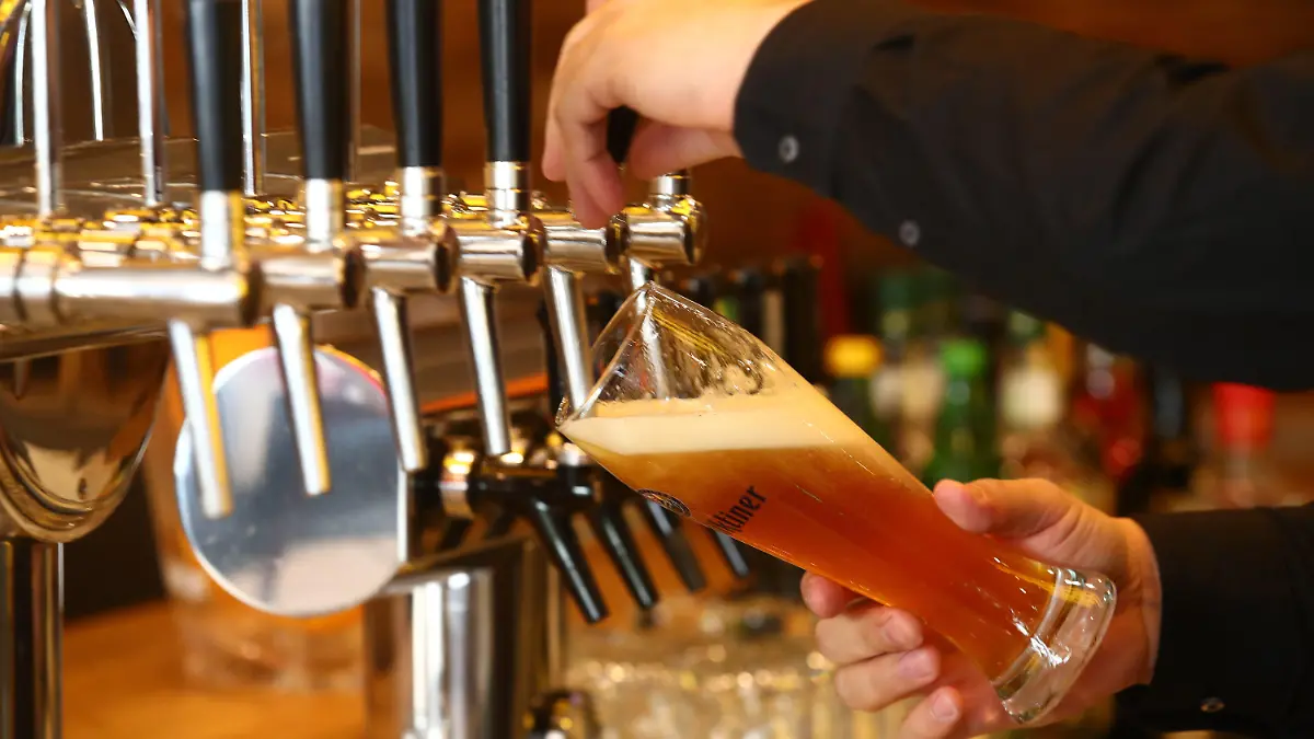 ARCHIV - 16.05.2020, Thüringen, Gera: Ein Kellner zapft Bier in einer Gaststätte. Das Hotel- und Gaststättengewerbe in Thüringen sucht derzeit händeringend nach Kräften. (zu dpa: «Saisonkräftemarkt pendelt zwischen Personalmangel und weniger Bedarf») Foto: Bodo Schackow/dpa-zentralbild/dpa +++ dpa-Bildfunk +++