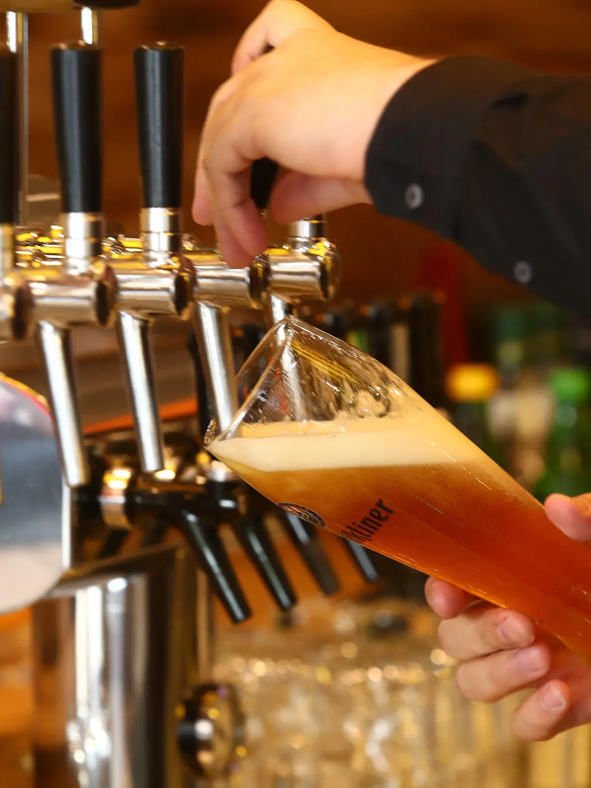 ARCHIV - 16.05.2020, Thüringen, Gera: Ein Kellner zapft Bier in einer Gaststätte. Das Hotel- und Gaststättengewerbe in Thüringen sucht derzeit händeringend nach Kräften. (zu dpa: «Saisonkräftemarkt pendelt zwischen Personalmangel und weniger Bedarf») Foto: Bodo Schackow/dpa-zentralbild/dpa +++ dpa-Bildfunk +++