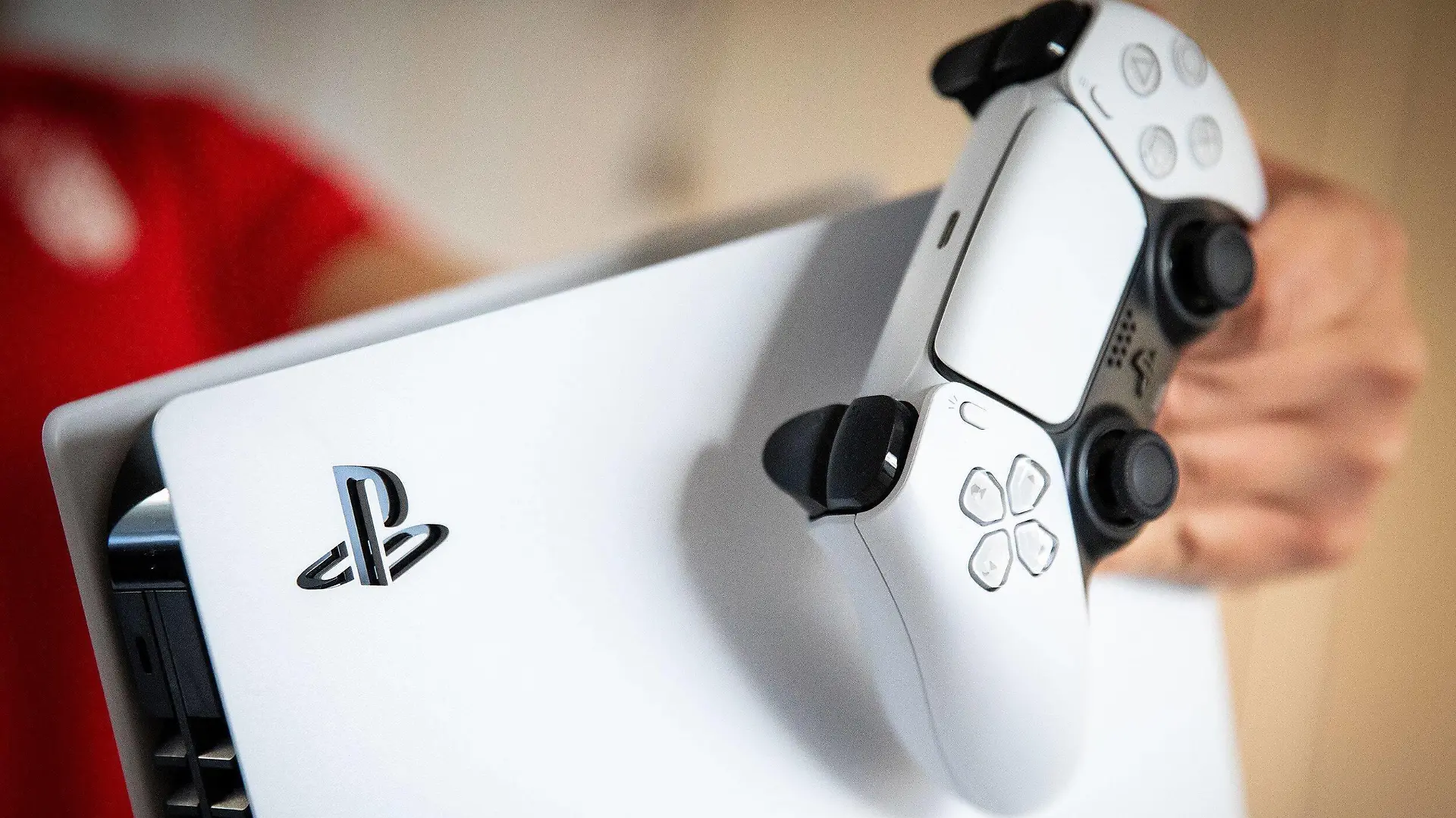 19-11-2020, Dordrecht - Nederlandse gamers kunnen vanaf vandaag de langverwachte PlayStation 5 gameconsole van Sony aanschaffen, heeft het Japanse elektronicaconcern bekendgemaakt. In Japan, Zuid-Korea, de Verenigde Staten, Canada, Mexico, Australi en Nieuw-Zeeland kunnen liefhebbers er al een week eerder een kopen. Foto: ANP/HH/Jeffrey Groeneweg *** 19 11 2020, Dordrecht Dutch gamers can purchase the long-awaited PlayStation 5 game console from Sony from today, the Japanese electronics group has announced In Japan, South Korea, the United States, Canada, Mexico, Australia and New Zealand fans can buy one already a week earlier Photo ANP HH Jeffrey Groeneweg PUBLICATIONxINxGERxSUIxAUTxONLY Copyright: xHollandsexHoogtex/xJeffreyxGroenewegx x425318512x