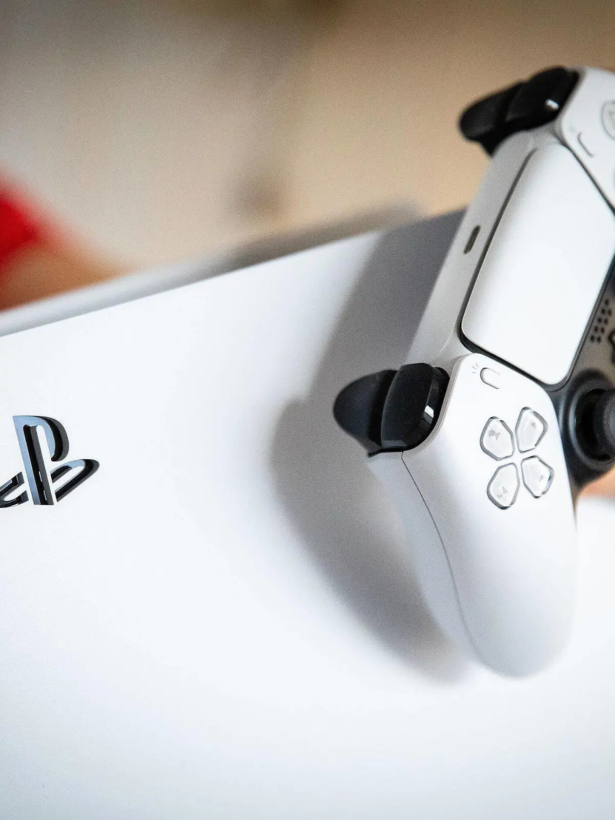  19-11-2020, Dordrecht - Nederlandse gamers kunnen vanaf vandaag de langverwachte PlayStation 5 gameconsole van Sony aanschaffen, heeft het Japanse elektronicaconcern bekendgemaakt. In Japan, Zuid-Korea, de Verenigde Staten, Canada, Mexico, Australi en Nieuw-Zeeland kunnen liefhebbers er al een week eerder een kopen. Foto: ANP/HH/Jeffrey Groeneweg *** 19 11 2020, Dordrecht Dutch gamers can purchase the long-awaited PlayStation 5 game console from Sony from today, the Japanese electronics group has announced In Japan, South Korea, the United States, Canada, Mexico, Australia and New Zealand fans can buy one already a week earlier Photo ANP HH Jeffrey Groeneweg PUBLICATIONxINxGERxSUIxAUTxONLY Copyright: xHollandsexHoogtex/xJeffreyxGroenewegx x425318512x