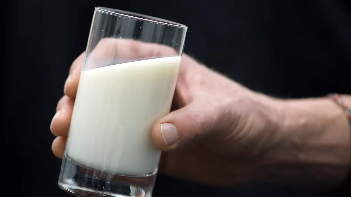 ARCHIV - 18.02.2016, Hamburg: ILLUSTRATION - Ein Mann hält ein Glas Milch in der Hand. Wegen möglicher Durchfallerkrankungen nehmen das Deutsche Milchkontor (DMK), die nach eigenen Angaben größte deutsche Molkereigenossenschaft, und das Unternehmen Fude + Serrahn eines ihrer Produkte vom Markt. Der am Freitagmorgen veröffentlichte Rückruf betreffe den Artikel «Frische Fettarme Milch 1,5 Prozent Fett» im Ein-Liter-Pack. Foto: Lukas Schulze/dpa +++ dpa-Bildfunk +++