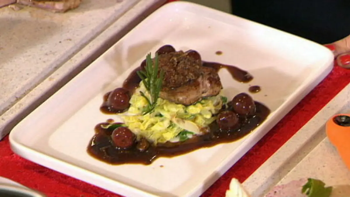 Schweinefilet unter der Lebkuchenkruste mit Rahmspitzkohl