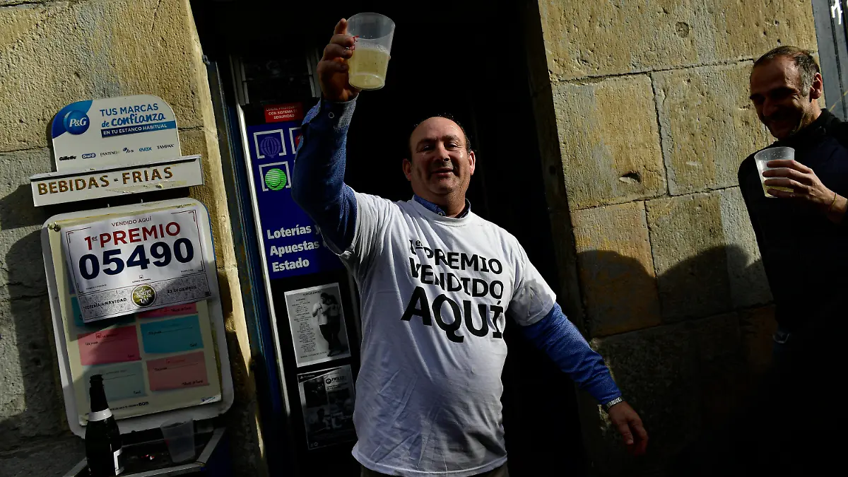 dpatopbilder - 22.12.2022, Spanien, Pamplona: Jose Maria Madurga, Inhaber einer Lotterieannahmestelle, feiert nach dem Verkauf des Hauptgewinns. Die Ziehung der spanischen Weihnachtslotterie, auch bekannt als "El Gordo" oder "der Dicke", hat pünktlich um 9.00 Uhr begonnen. insgesamt 2,52 Milliarden Euro warten auf Gewinner. (Bildwiederholung mit ergänztem Namen) Foto: Alvaro Barrientos/AP/dpa +++ dpa-Bildfunk +++