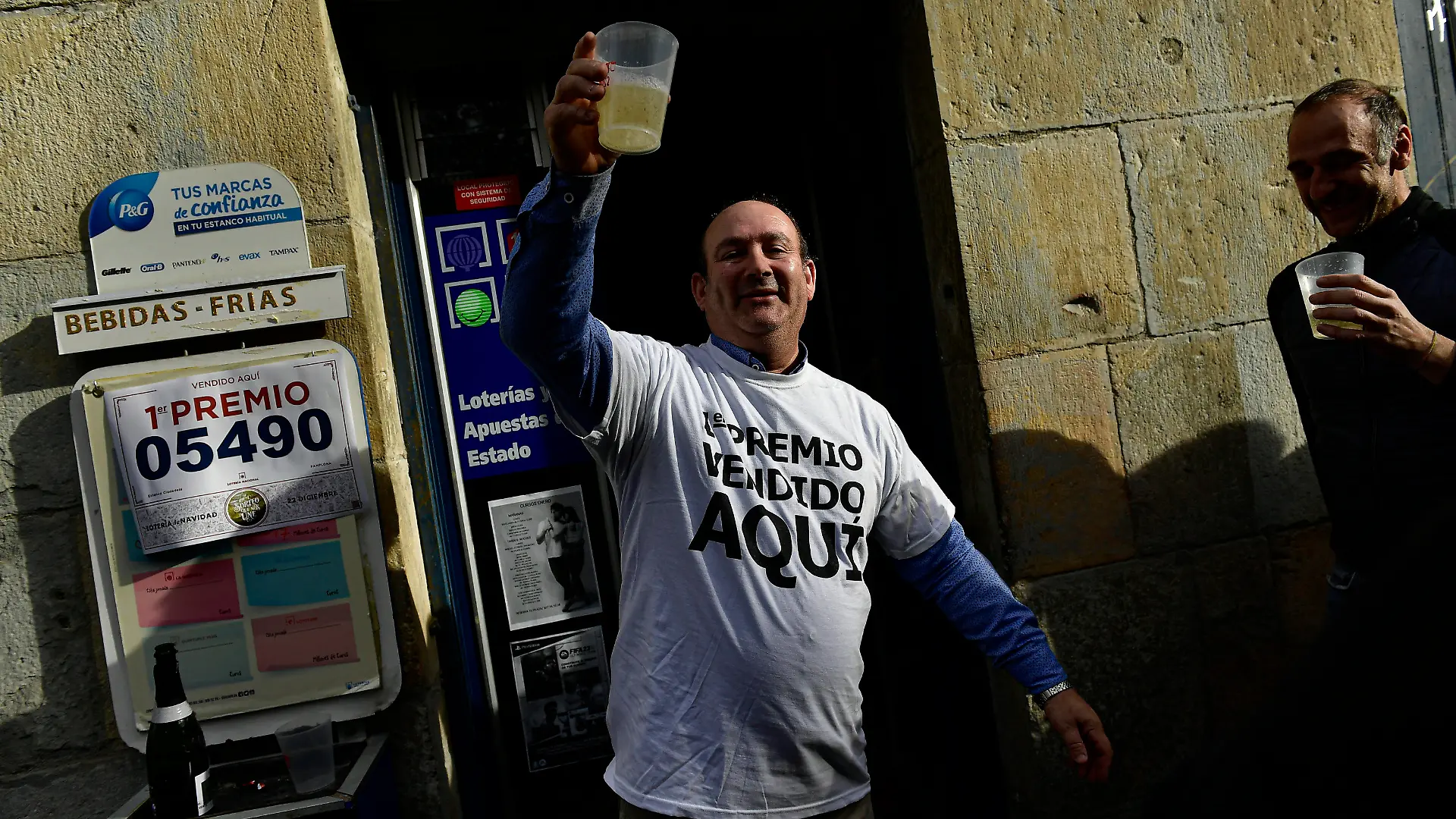 dpatopbilder - 22.12.2022, Spanien, Pamplona: Jose Maria Madurga, Inhaber einer Lotterieannahmestelle, feiert nach dem Verkauf des Hauptgewinns. Die Ziehung der spanischen Weihnachtslotterie, auch bekannt als "El Gordo" oder "der Dicke", hat pünktlich um 9.00 Uhr begonnen. insgesamt 2,52 Milliarden Euro warten auf Gewinner. (Bildwiederholung mit ergänztem Namen) Foto: Alvaro Barrientos/AP/dpa +++ dpa-Bildfunk +++