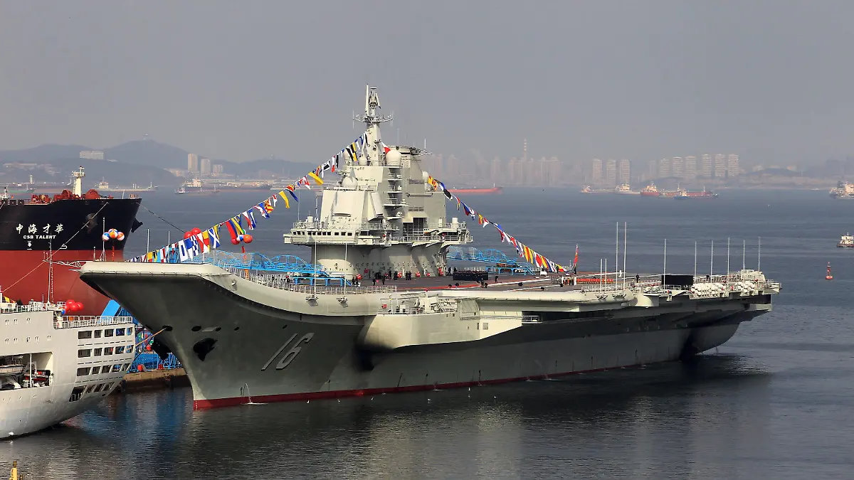 ARCHIV - Chinas erster Flugzeugträger «Liaoning» liegt in Dalian (China) am 24.09.2012 an der Pier. Die Länder Asiens hätten erstmals mehr Geld für Rüstung ausgegeben als die Nato-Länder in Europa, heißt es im neuen Bericht des Londoner Institutes für Strategische Studien (IISS). Foto: JOHN LEE/dpa CHINA OUT (zu dpa «Europa verliert an Bedeutung auf militärischer Landkarte» vom 14.03.2013) +++(c) dpa - Bildfunk+++