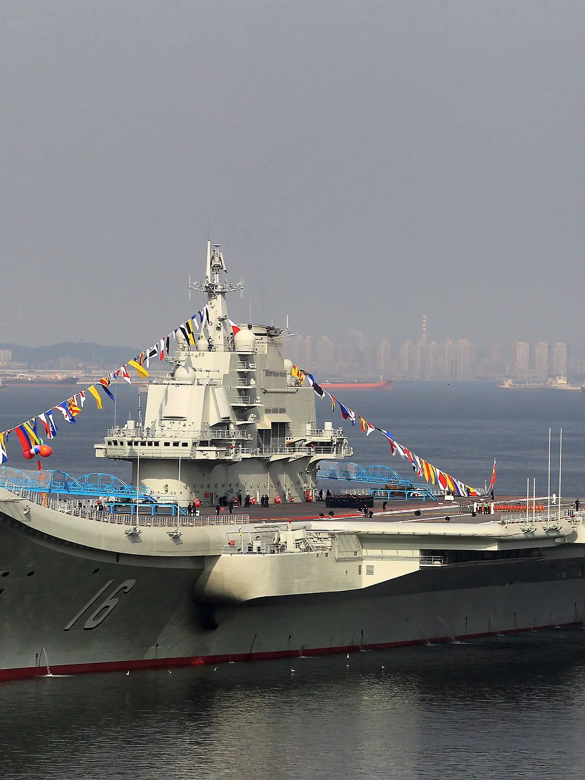 ARCHIV - Chinas erster Flugzeugträger «Liaoning» liegt in Dalian (China) am 24.09.2012 an der Pier. Die Länder Asiens hätten erstmals mehr Geld für Rüstung ausgegeben als die Nato-Länder in Europa, heißt es im neuen Bericht des Londoner Institutes für Strategische Studien (IISS). Foto: JOHN LEE/dpa CHINA OUT (zu dpa «Europa verliert an Bedeutung auf militärischer Landkarte» vom 14.03.2013) +++(c) dpa - Bildfunk+++