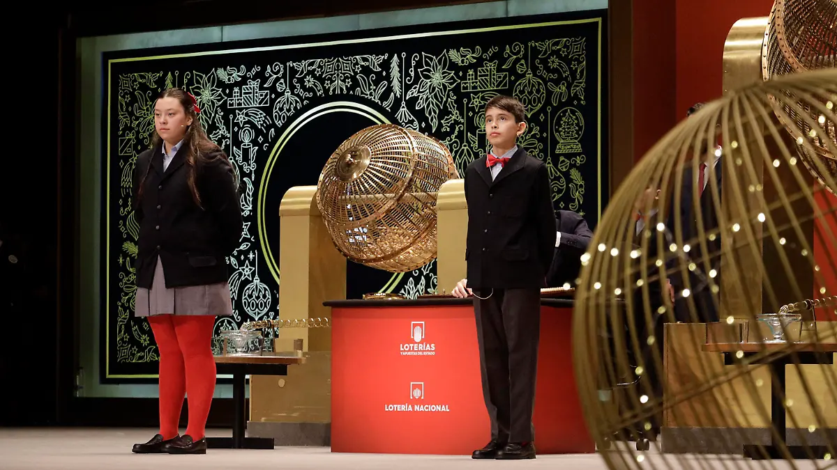 Spanien, Weihnachtslotterie El Gordo Two kids from the San Ildefonso residence sing one of the prizes for the Sorteo Extraordinario de la Loteria de Navidad 2022. December 22, 2022. 202212221021262485